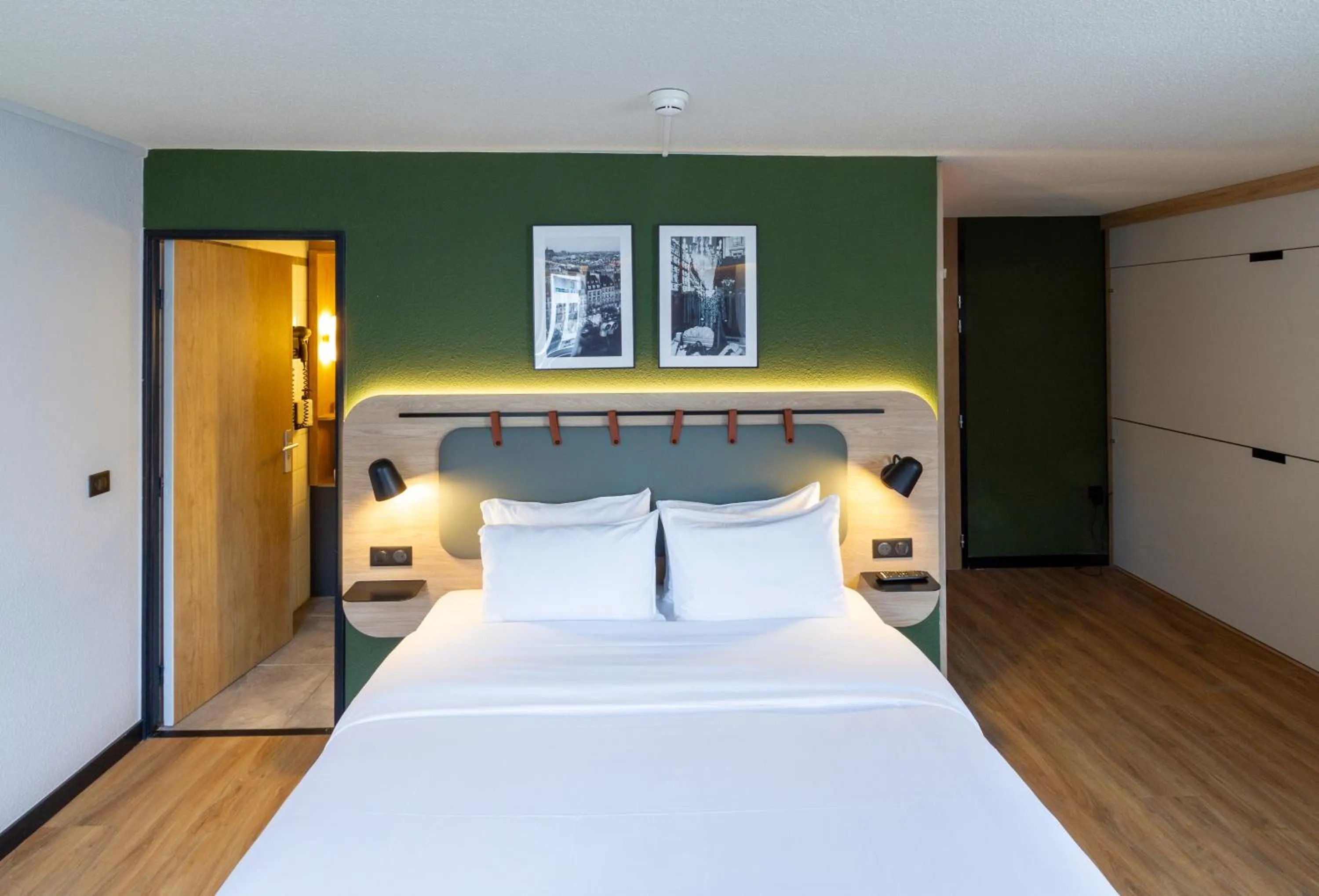 Bedroom, Bed in Campanile Prime Paris 19 - La Villette