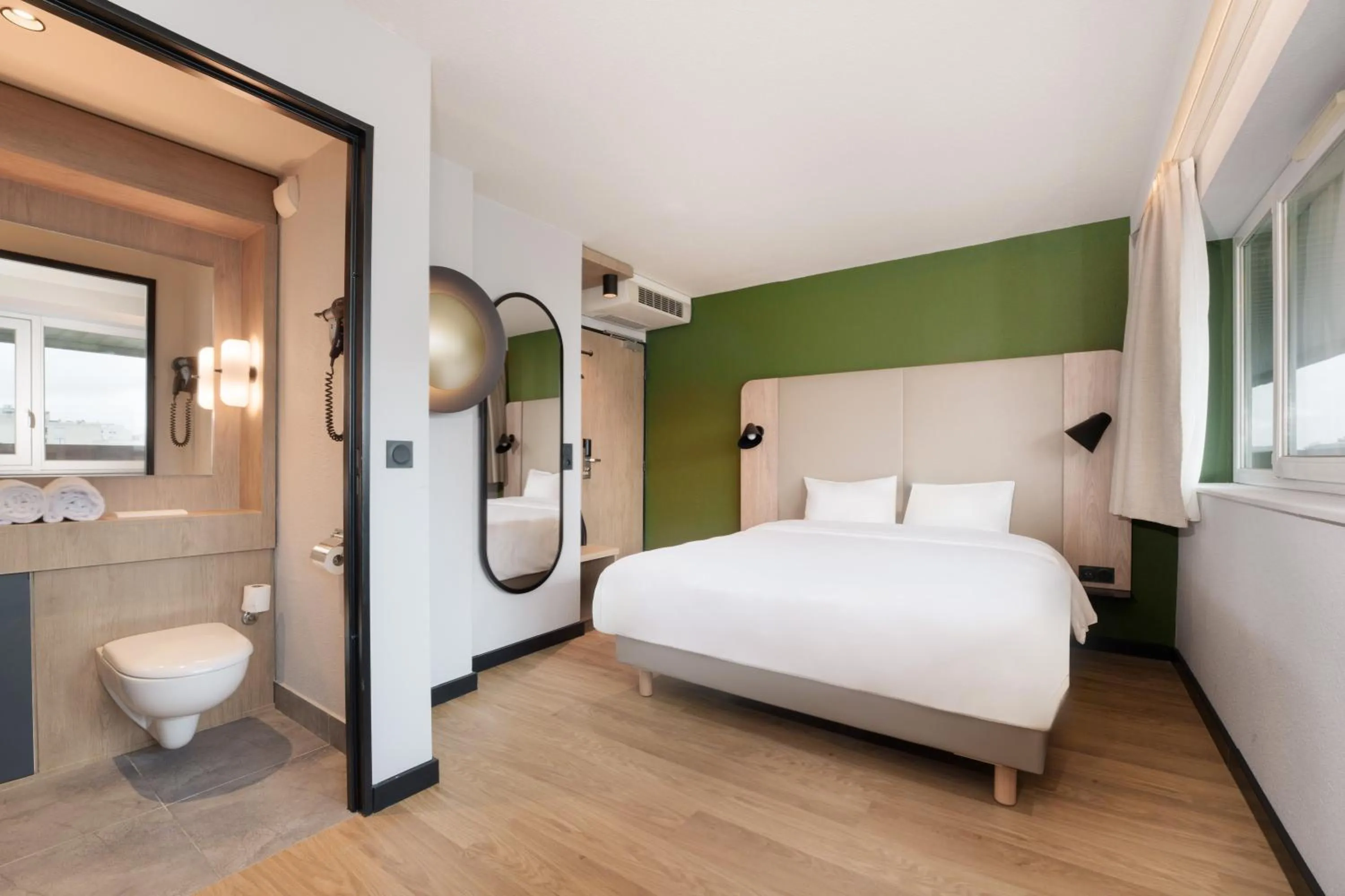 Bedroom, Bed in Campanile Prime Paris 19 - La Villette