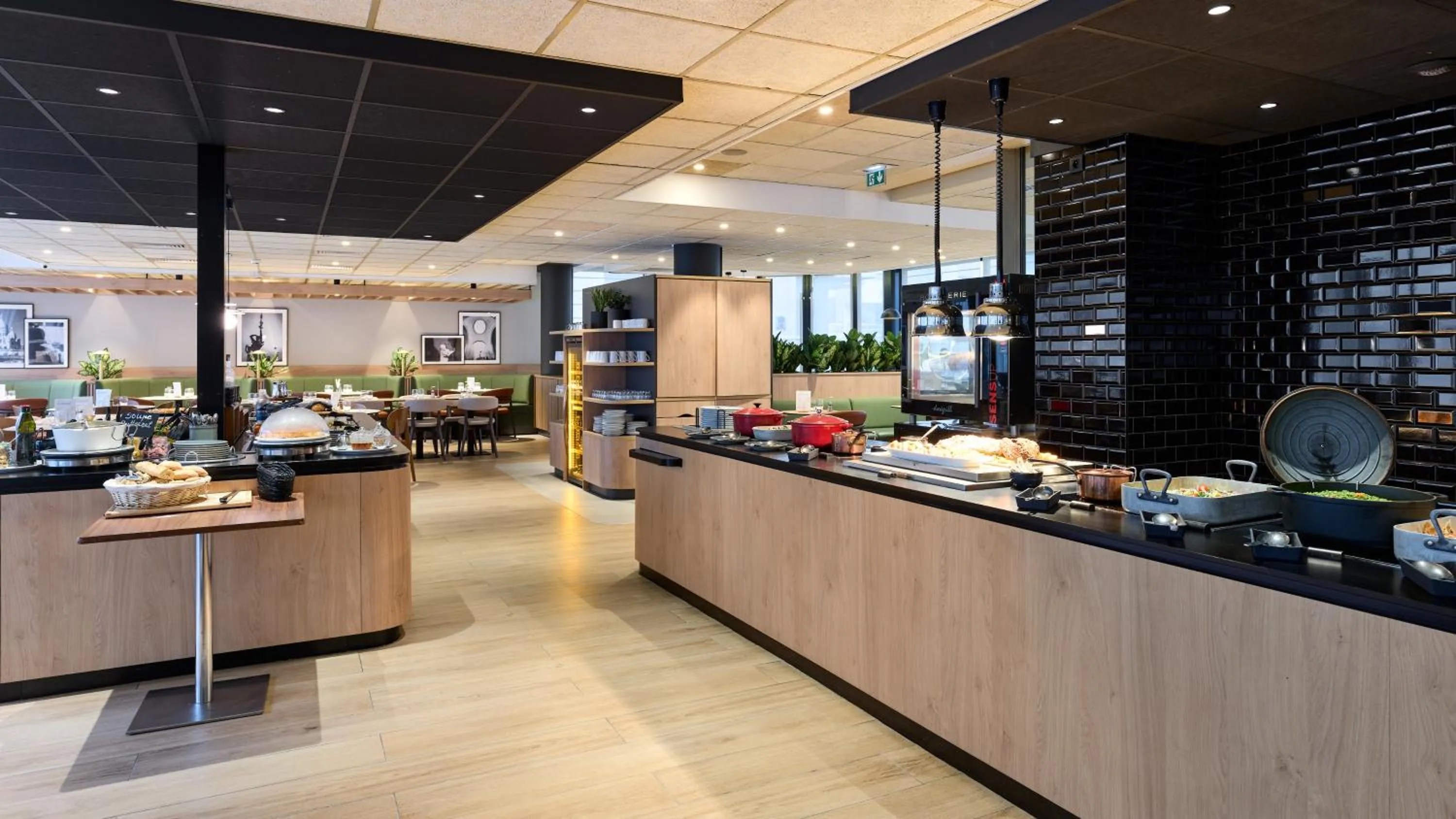 Restaurant/places to eat in Campanile Prime Paris 19 - La Villette