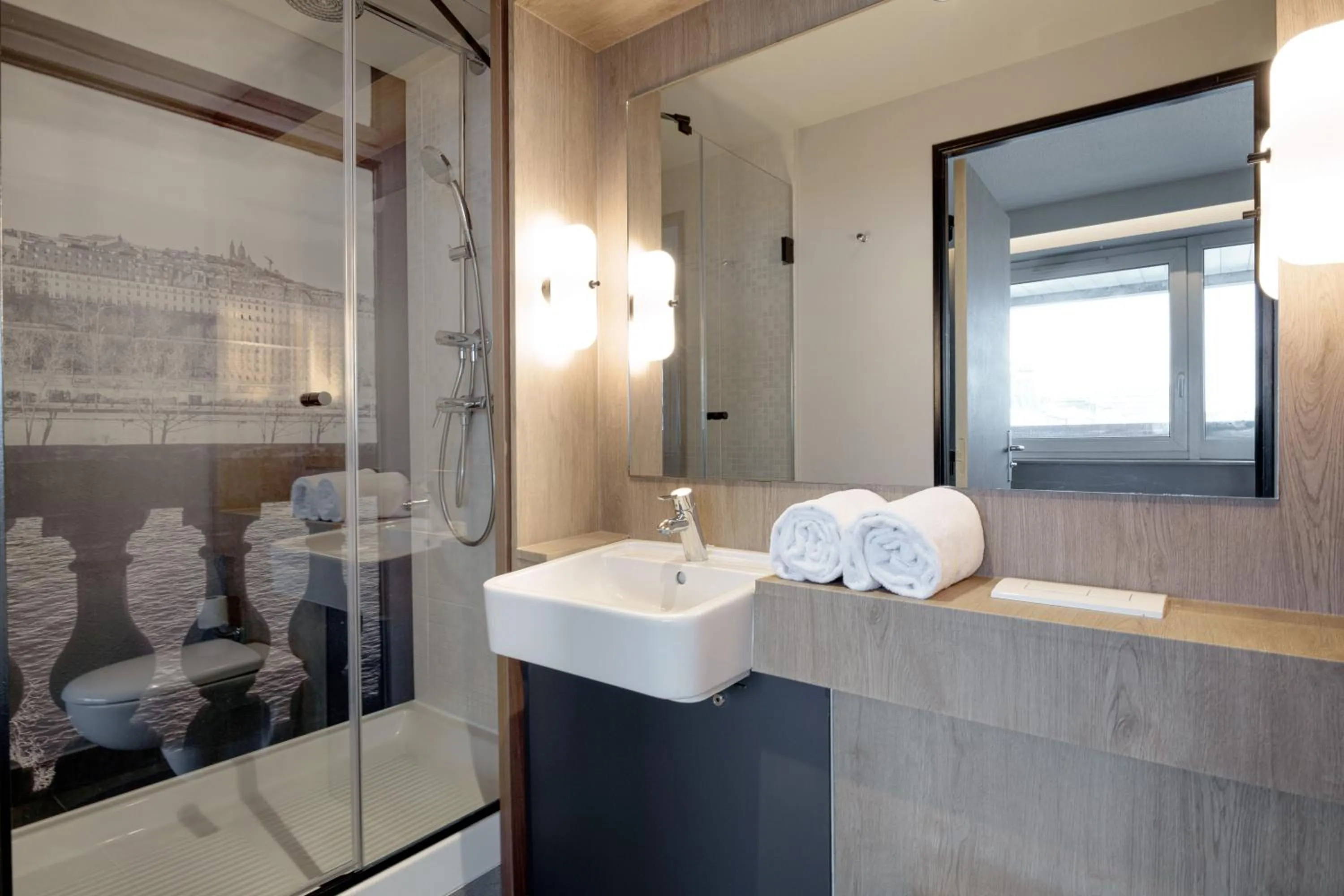 Bathroom in Campanile Prime Paris 19 - La Villette