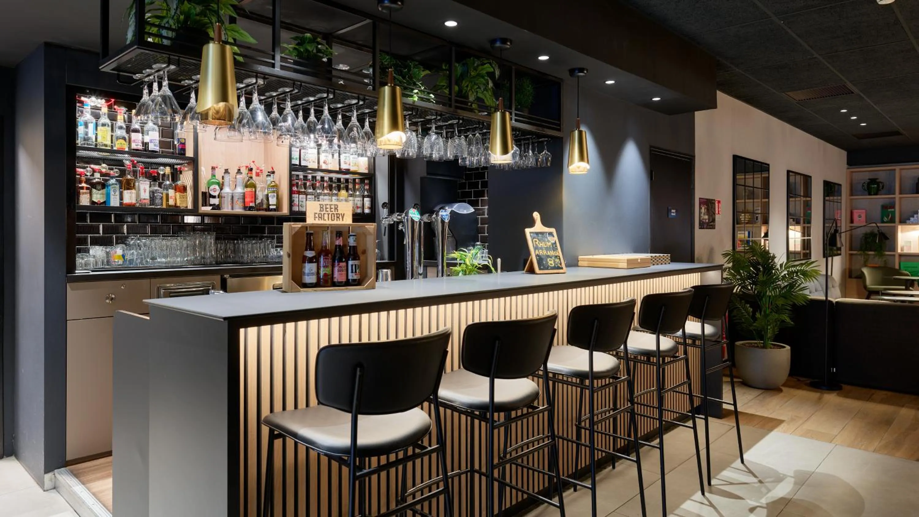 Lounge or bar in Campanile Prime Paris 19 - La Villette