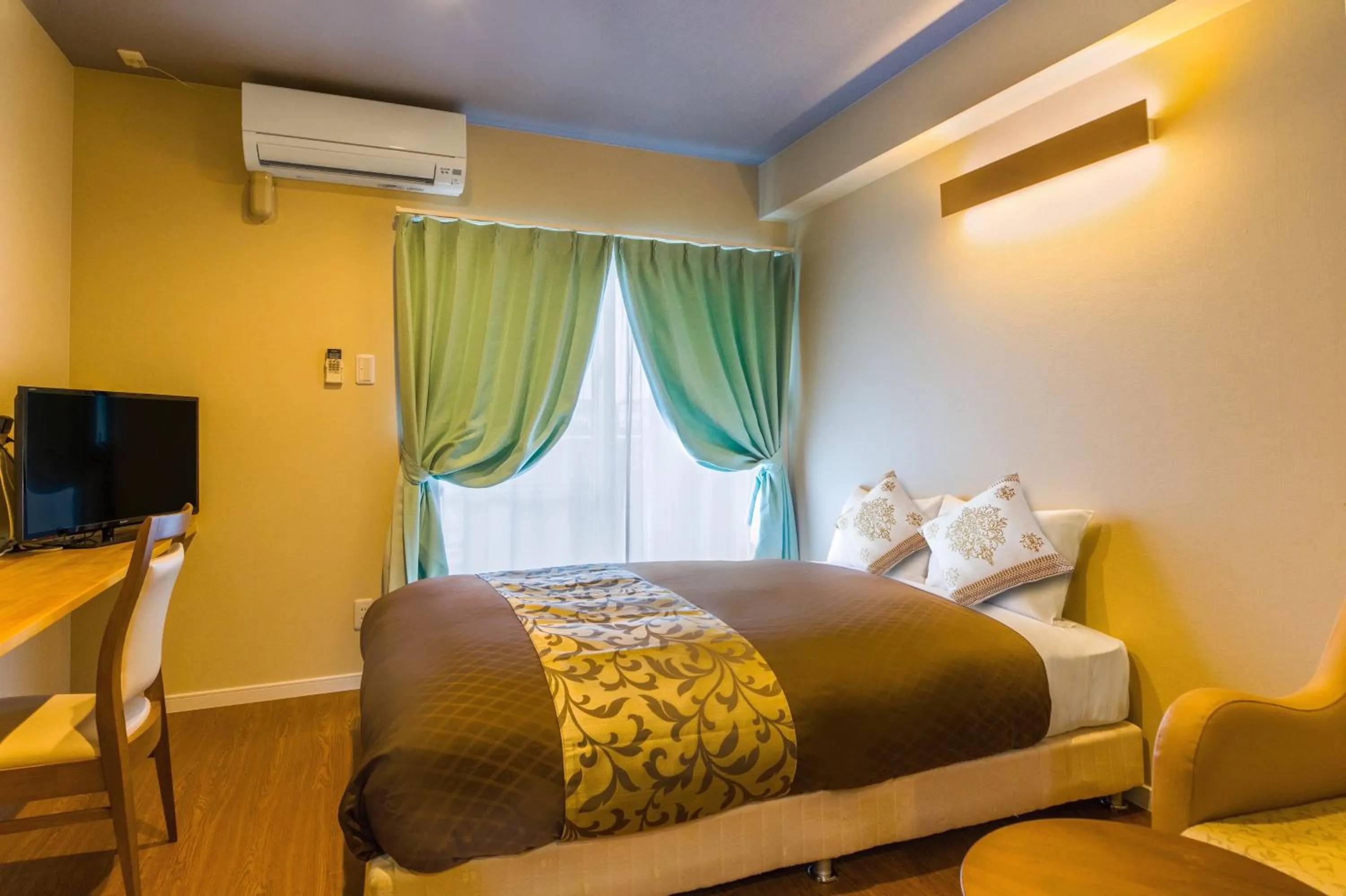 Bed in Mr. Kinjo in Shiozaki