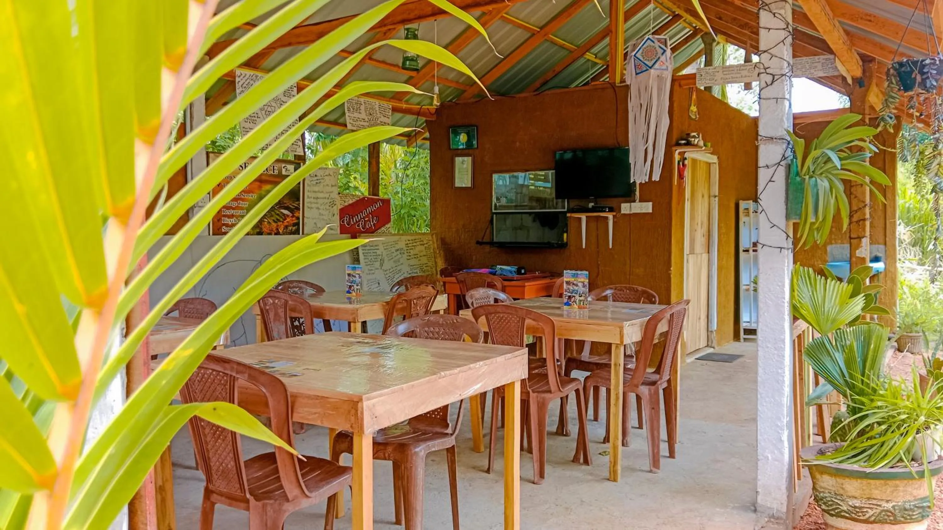 Restaurant/places to eat in Sigiri Sky Home & TreeHouse