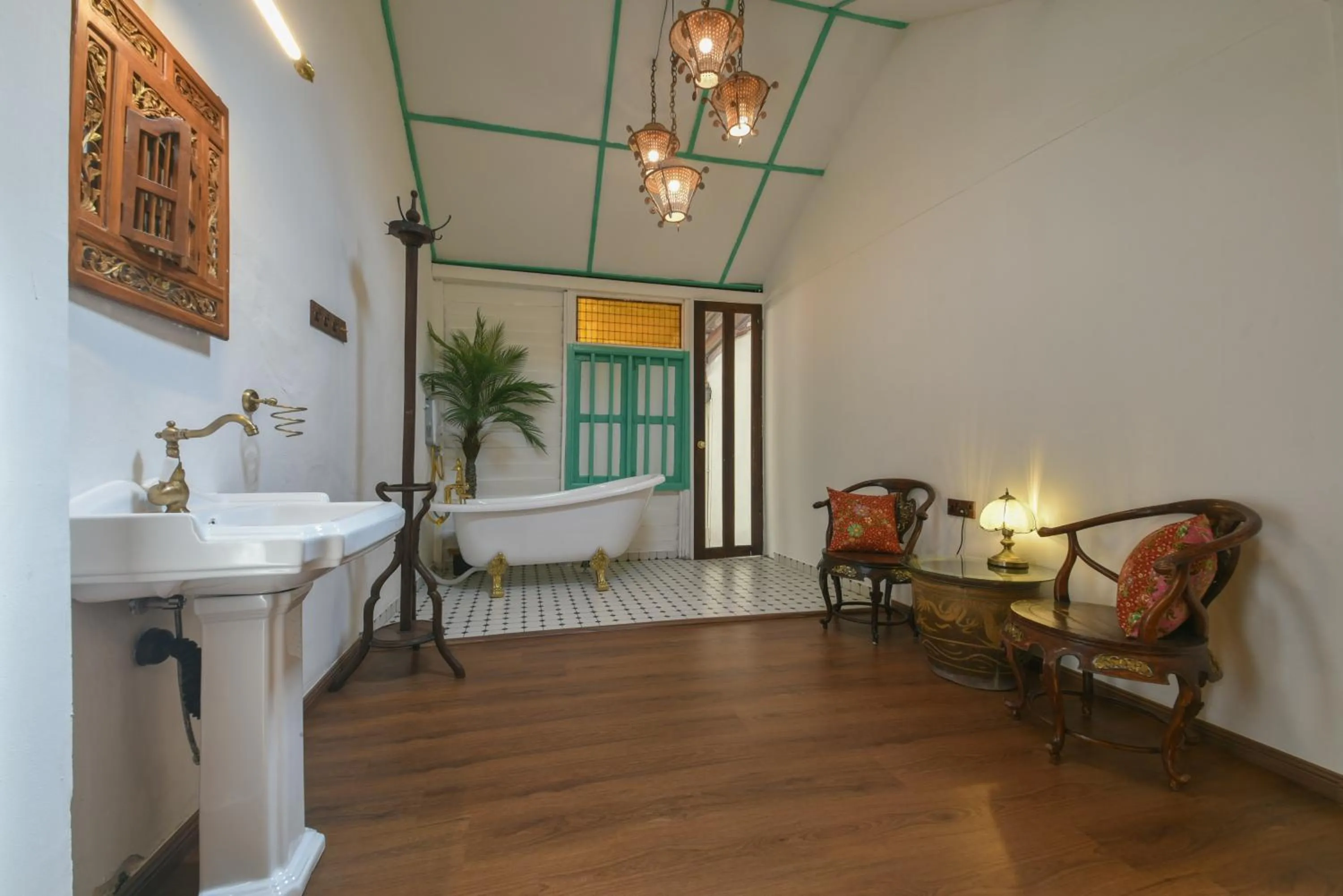 Bath in Ohana House @ 15 Kuli