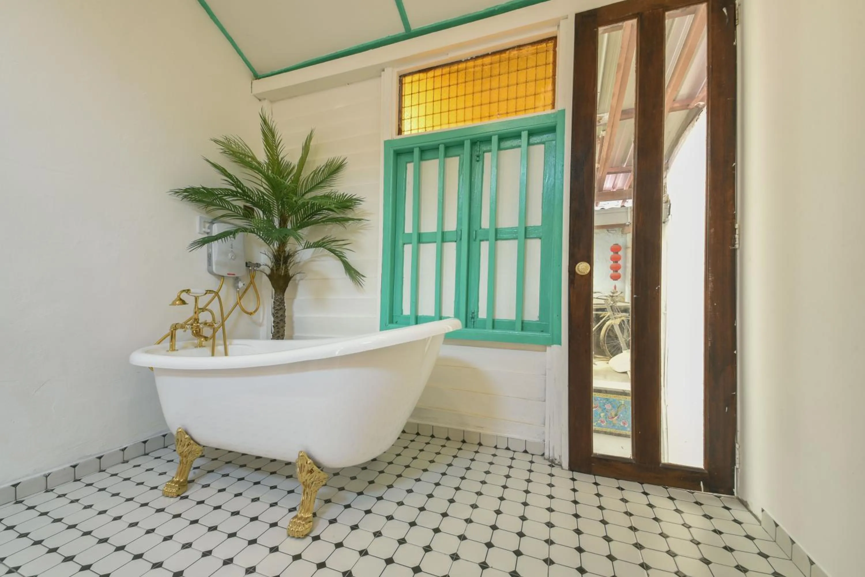 Bath in Ohana House @ 15 Kuli