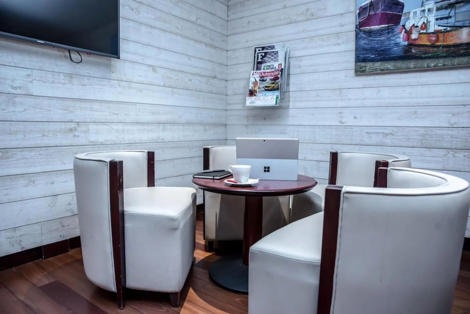 Communal lounge/ TV room in Kyriad Saint-Malo Dinard