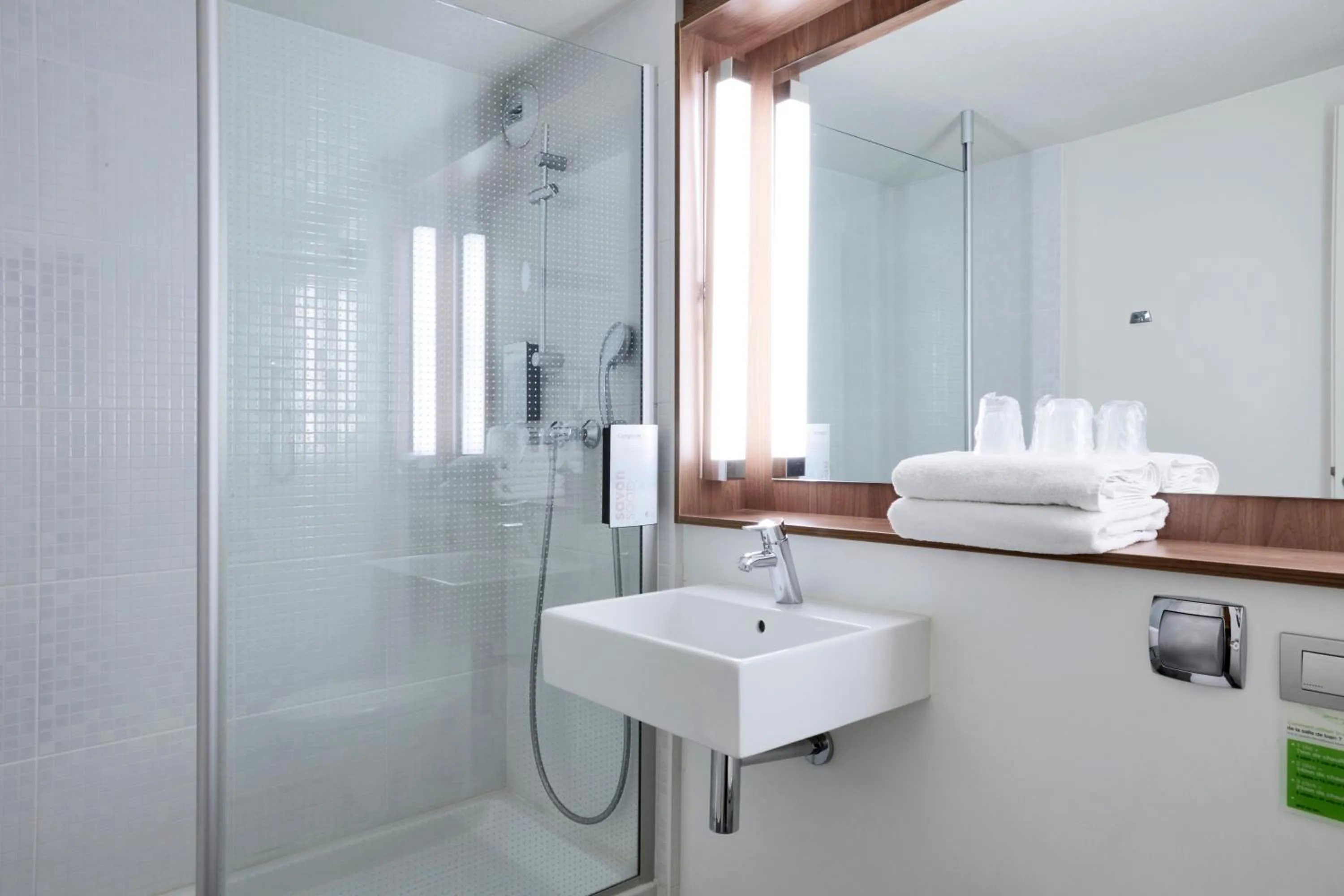 Toilet in Campanile L'Isle d'Abeau - Bourgoin Jallieu