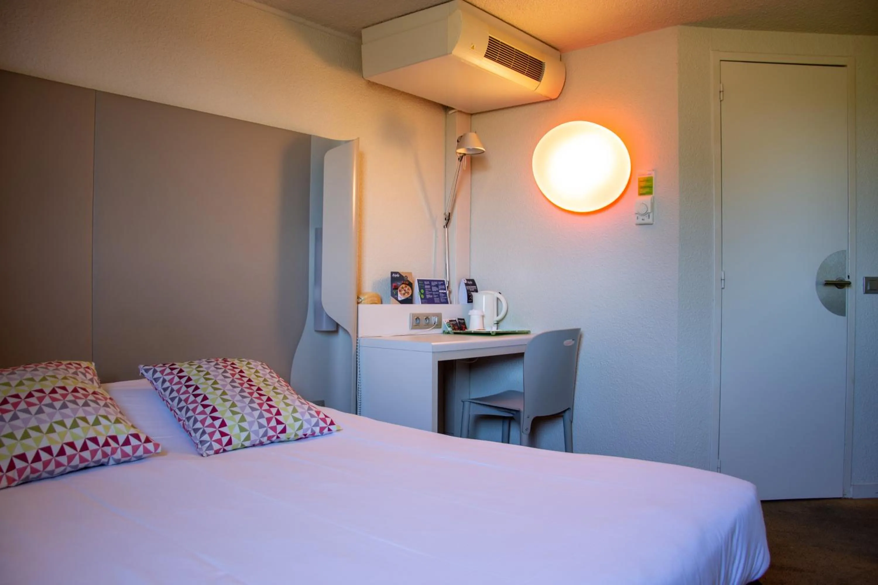 Bedroom, Bed in Campanile Dunkerque Sud - Loon Plage