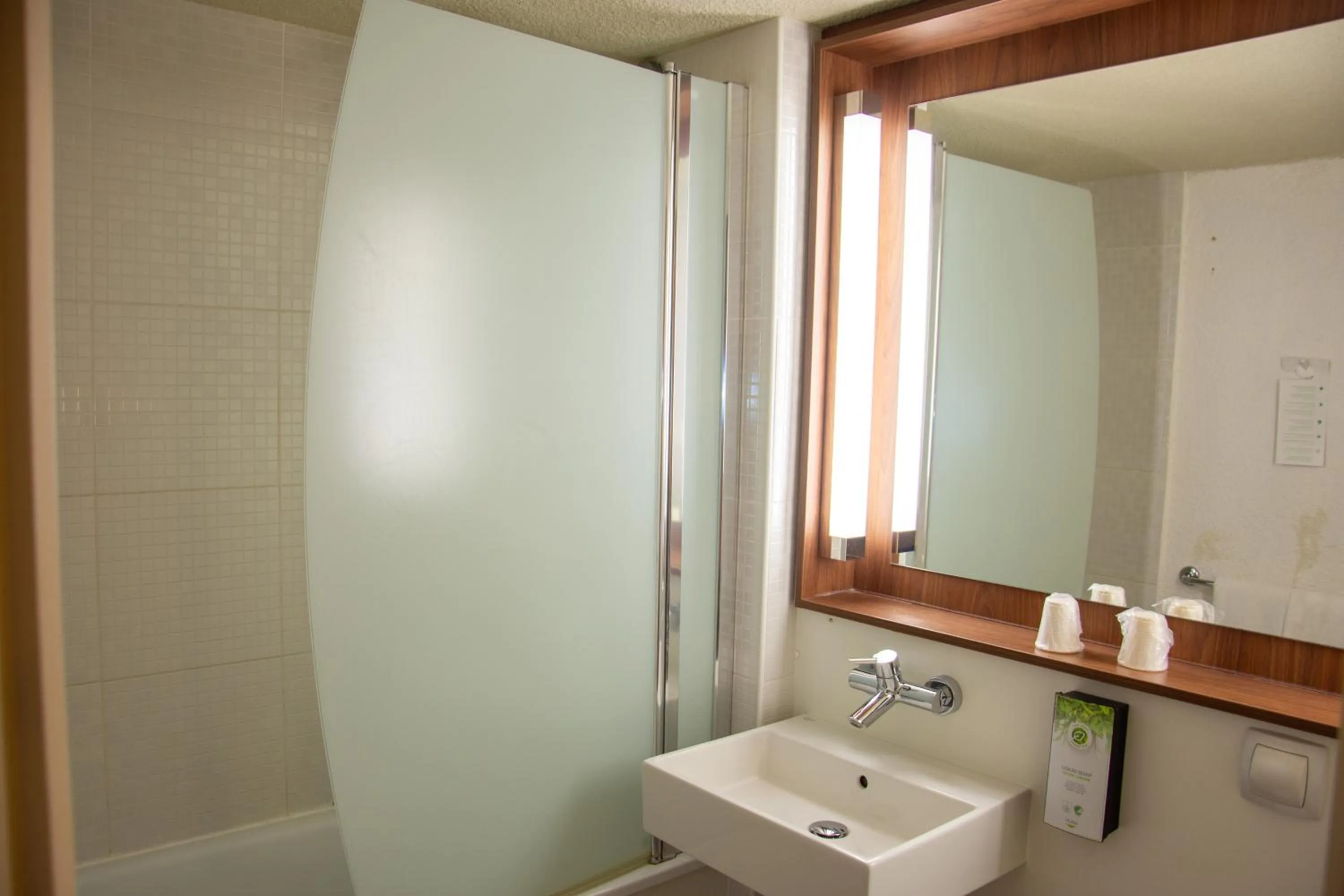 Bathroom in Campanile Dunkerque Sud - Loon Plage