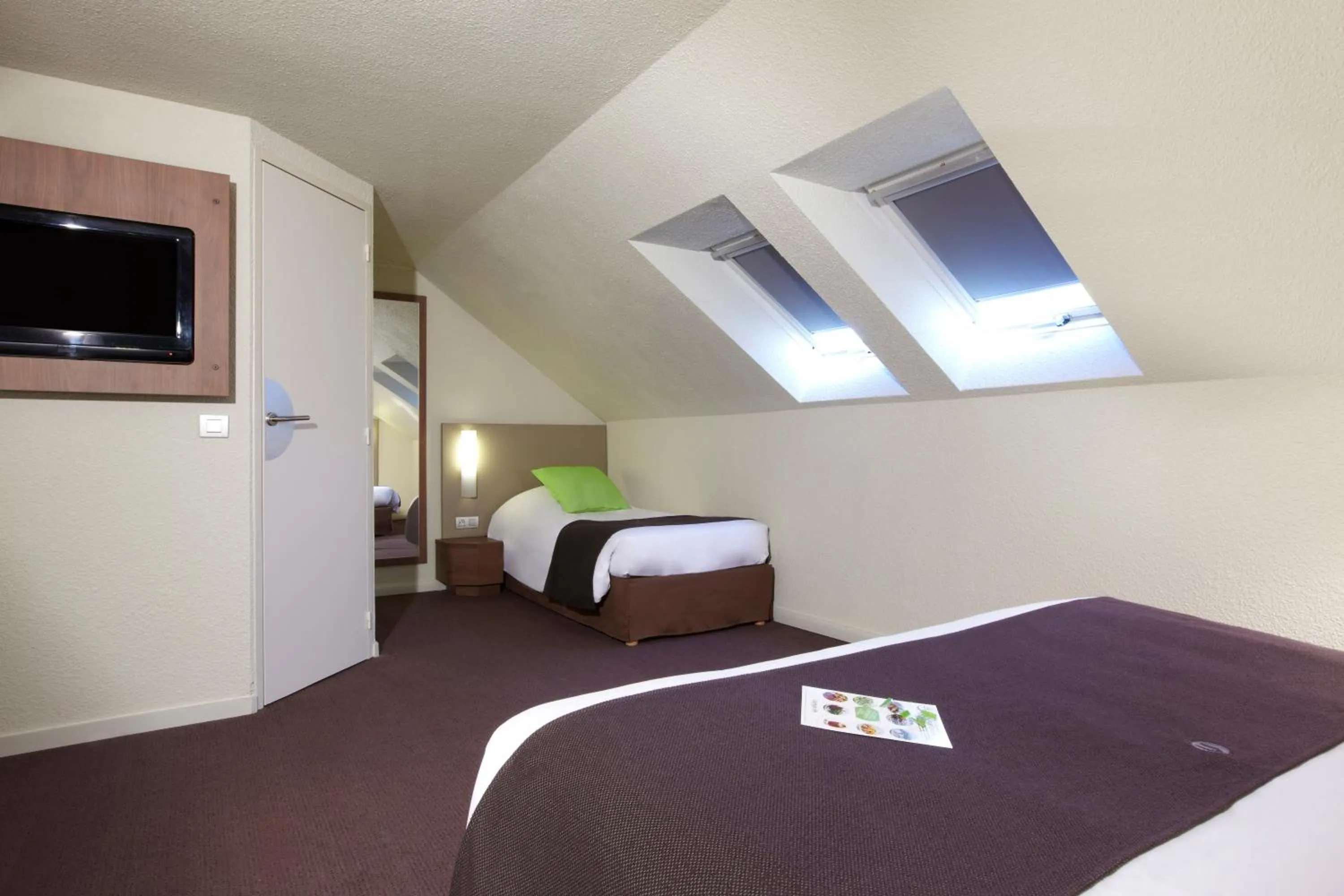 Bedroom, Bed in Campanile Dunkerque Sud - Loon Plage