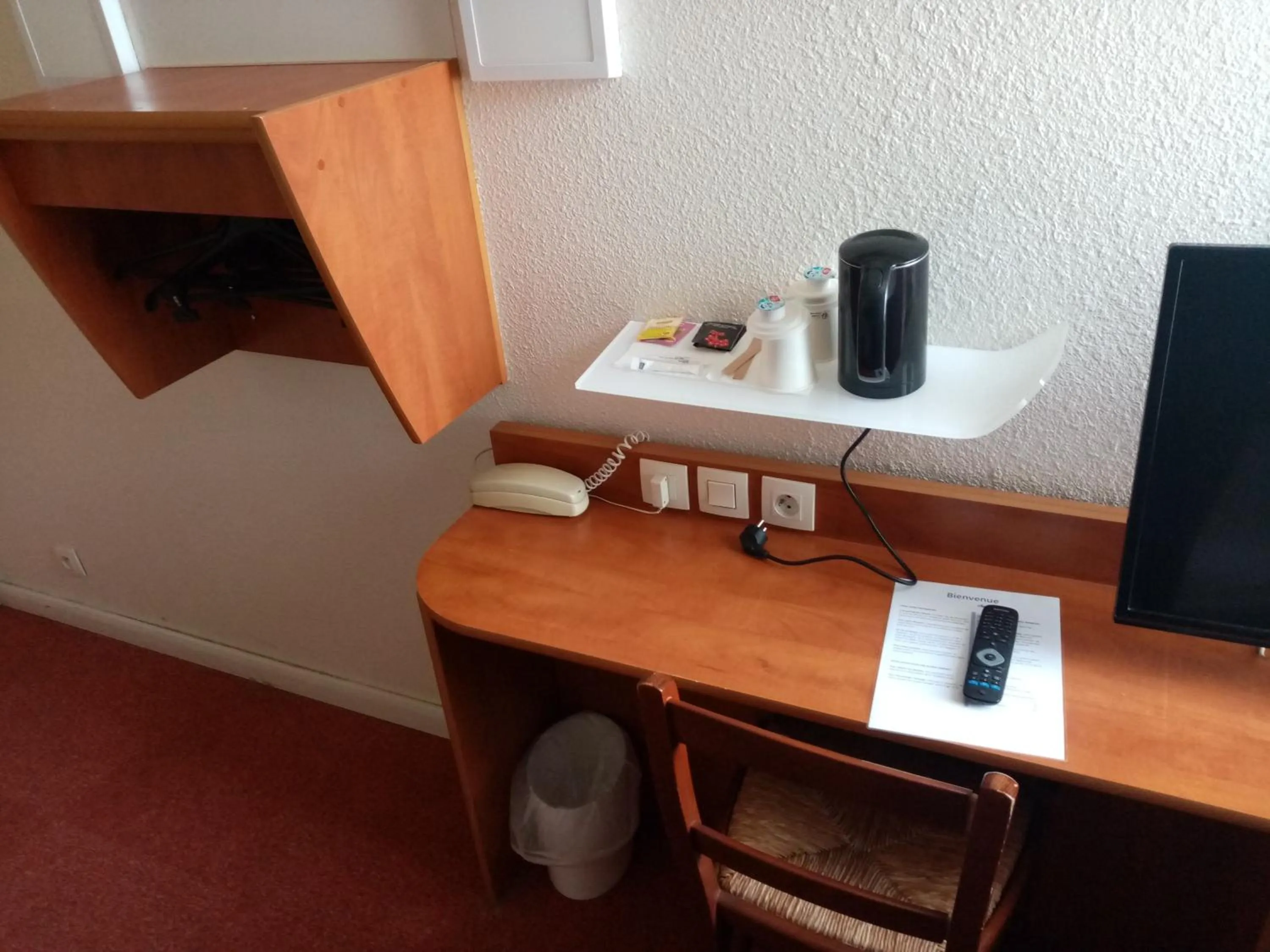 Bedroom in Kyriad Chantilly