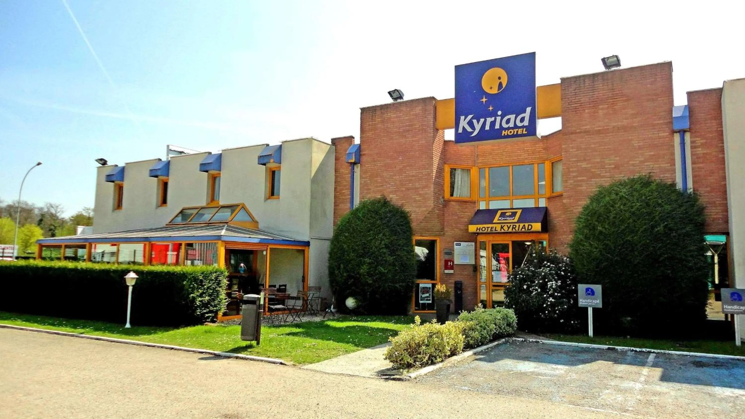 Property building in Kyriad Chantilly