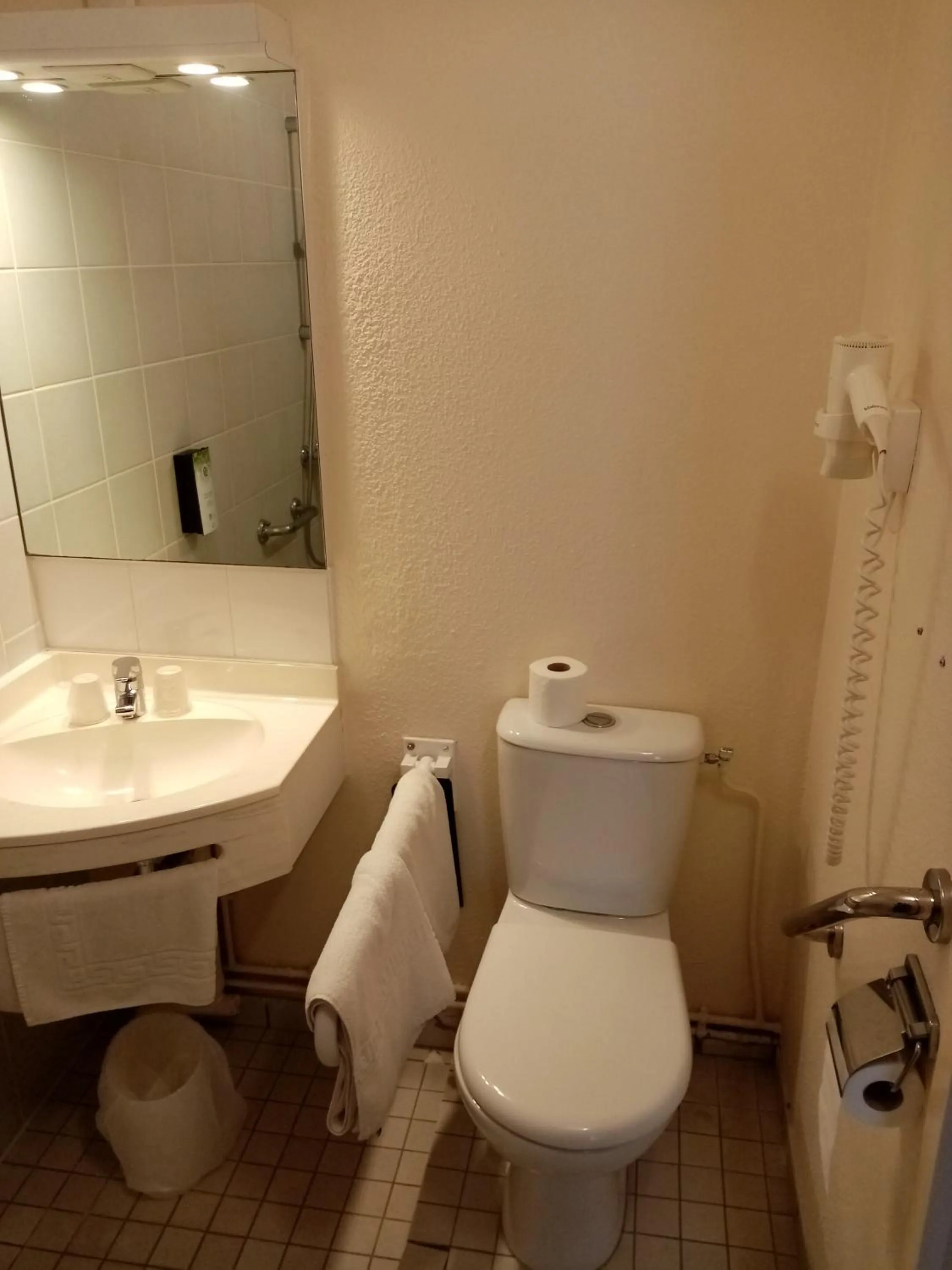 Bathroom in Kyriad Chantilly