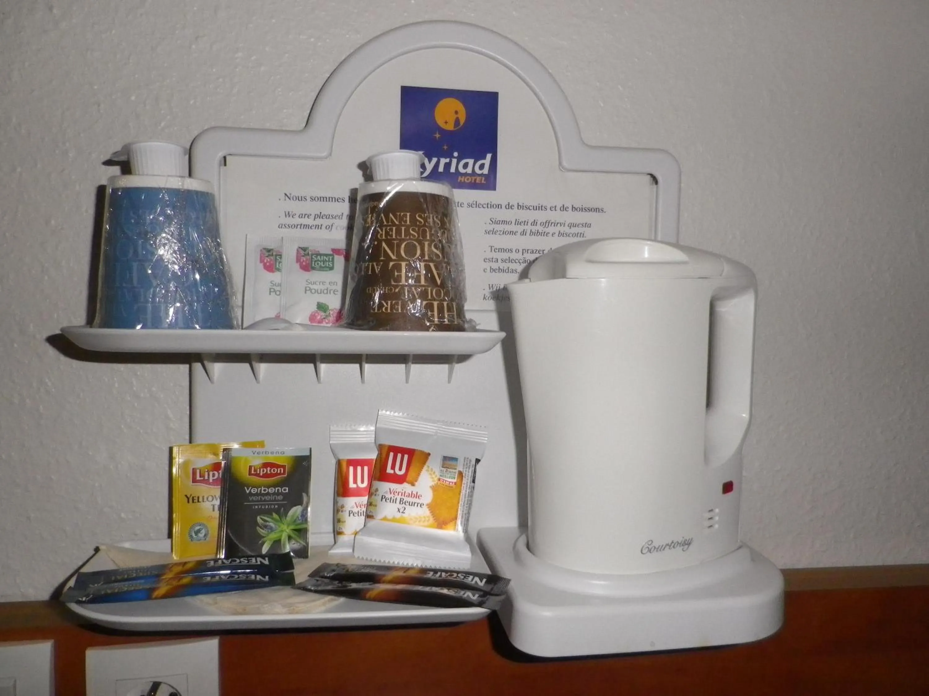 Coffee/tea facilities in Kyriad Chantilly