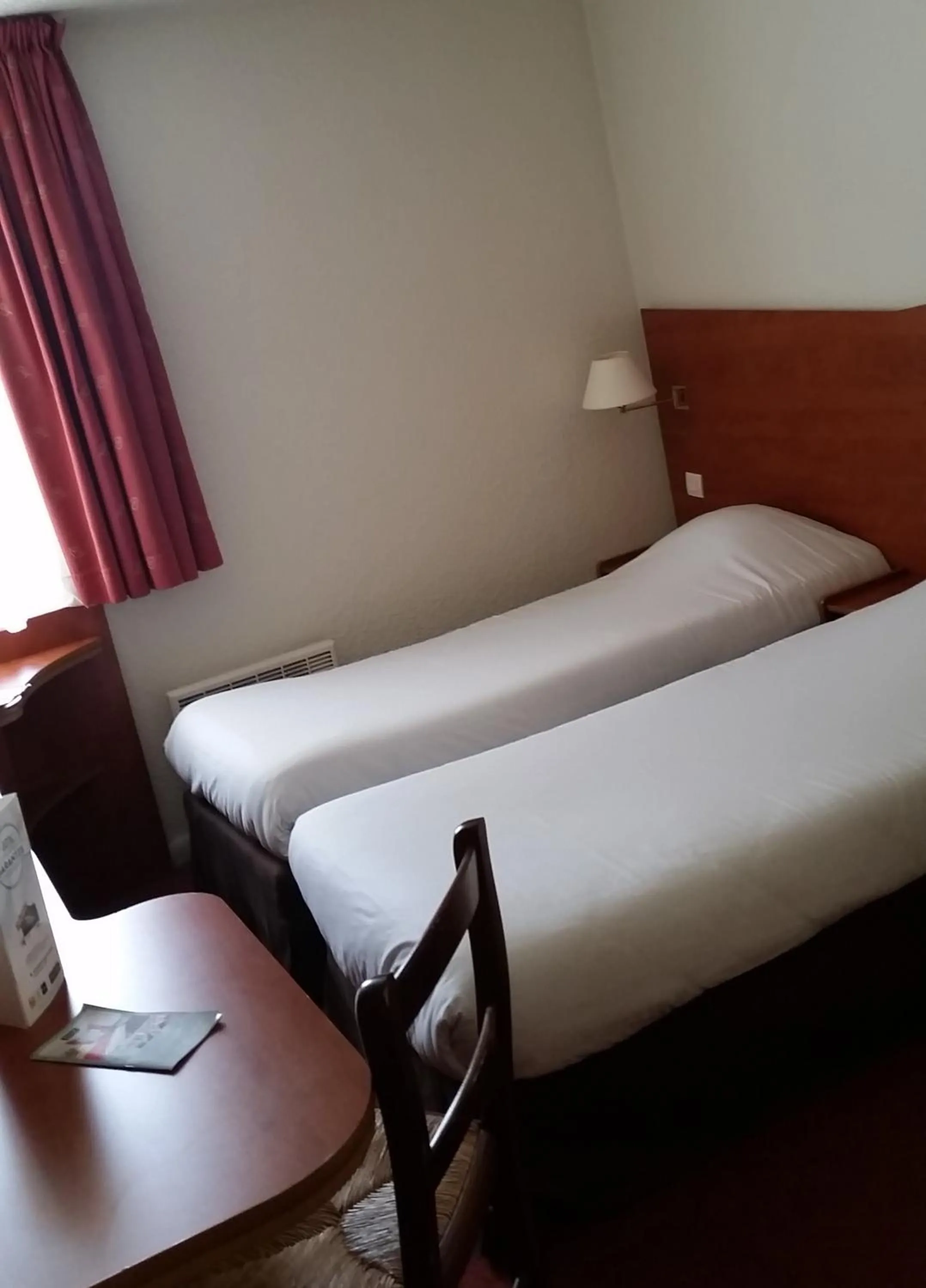 Bedroom, Bed in Kyriad Chantilly