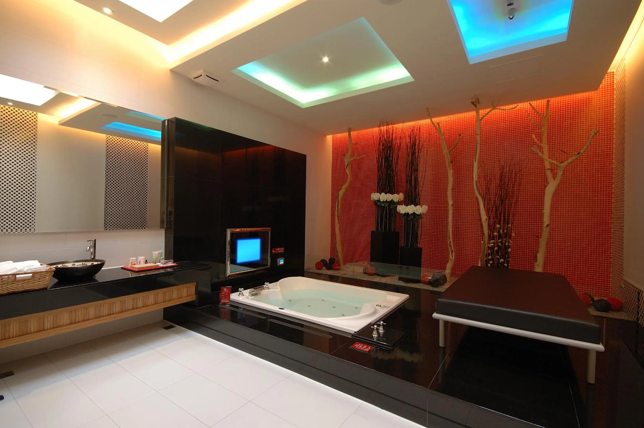 Bathroom, Bed in Norway Forest SPA Motel