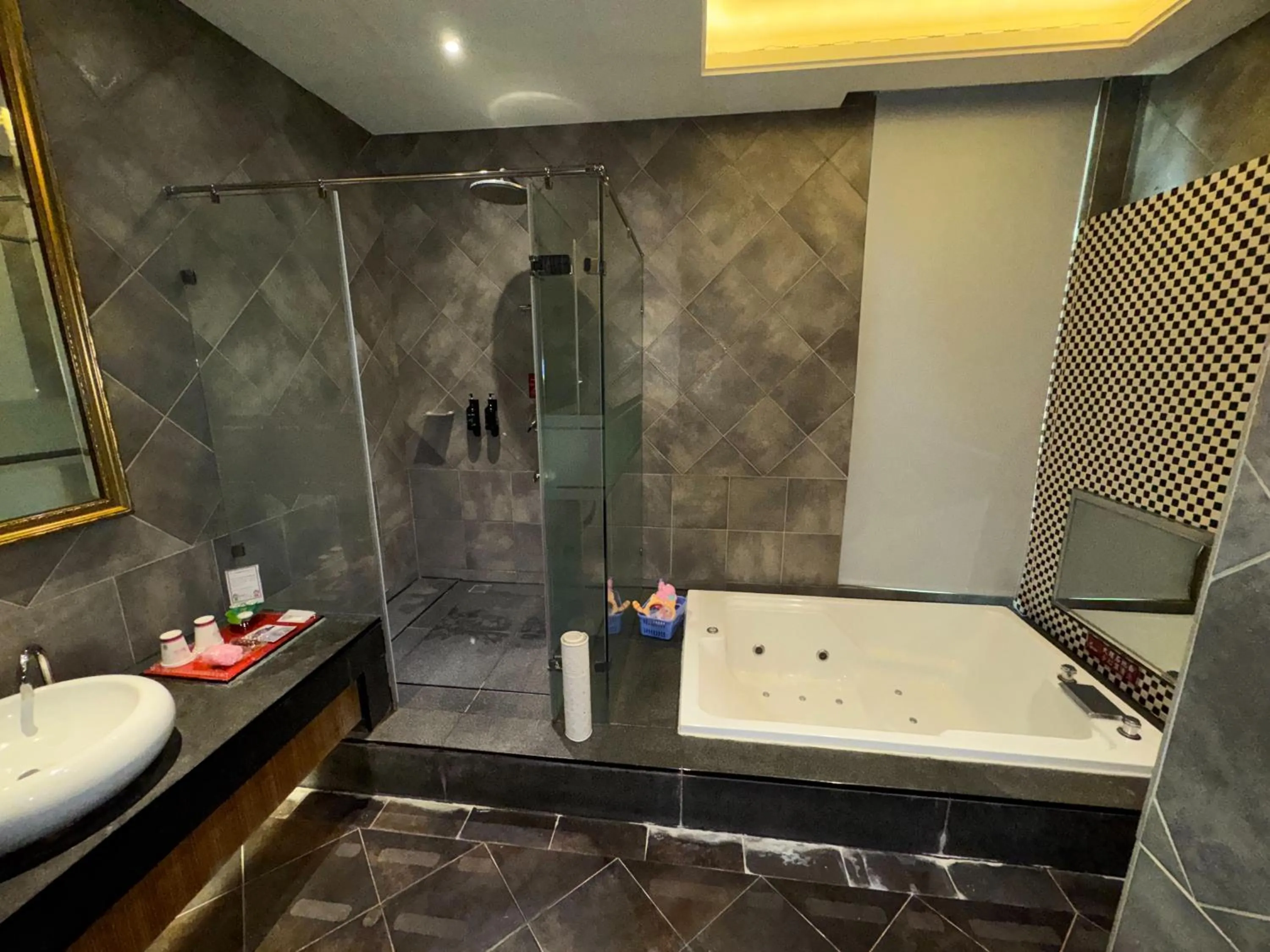 Shower in Norway Forest SPA Motel