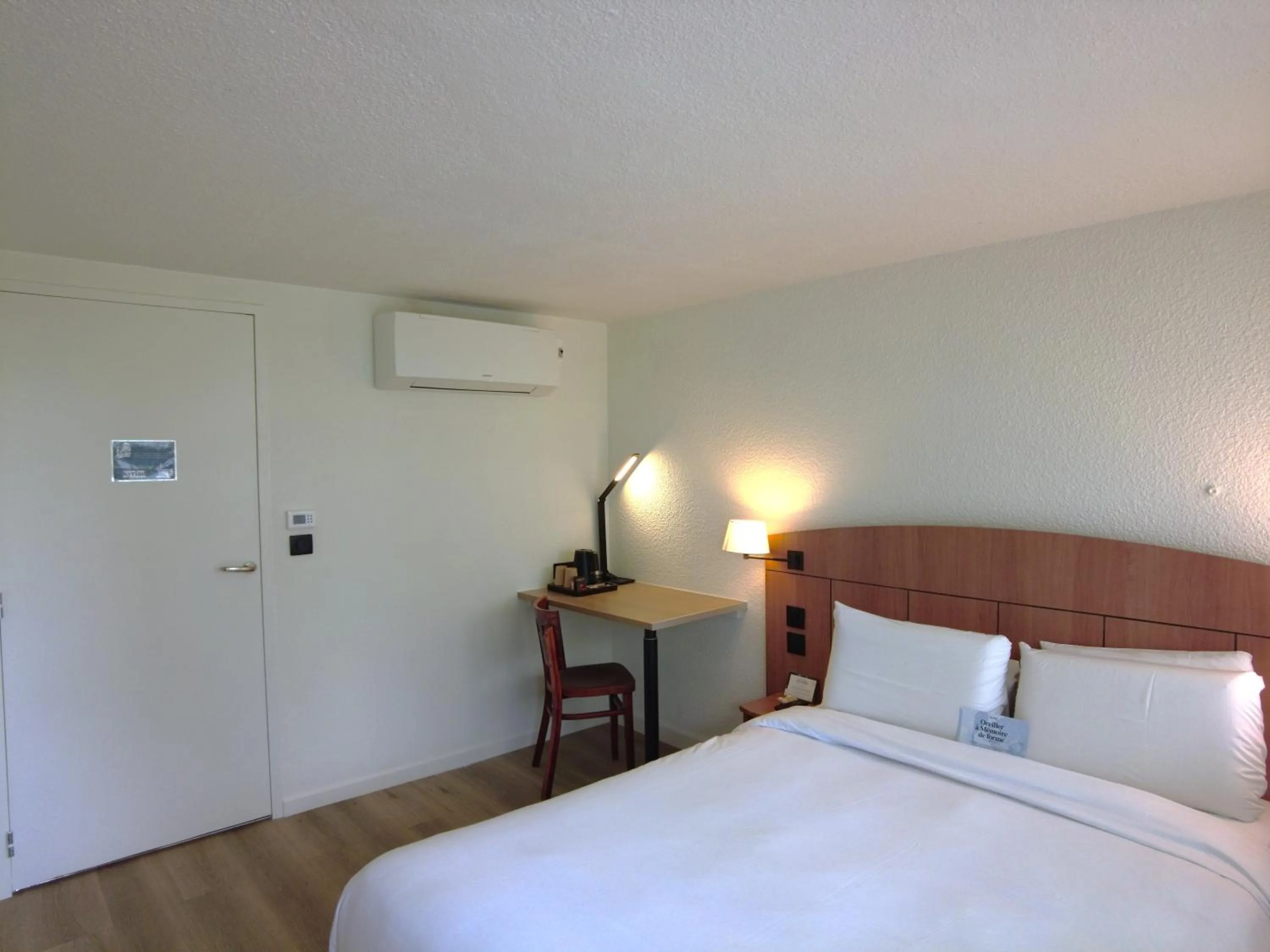 Facility for disabled guests, Bed in Kyriad Tarbes Odos