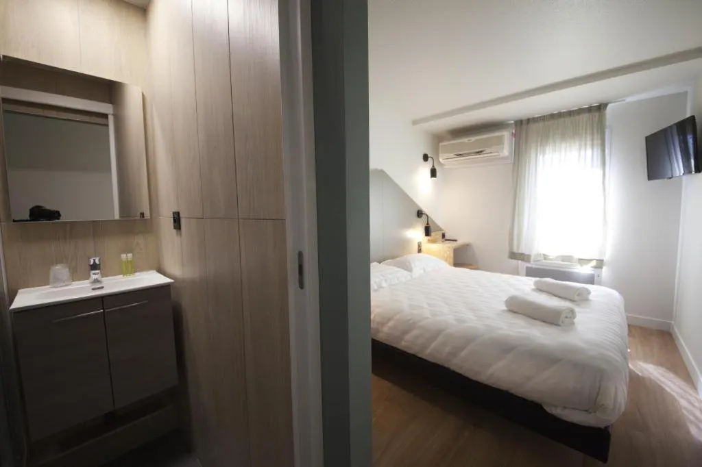 Bedroom, Bed in Brit Hotel Essentiel Arverne - Clermont-Ferrand Sud