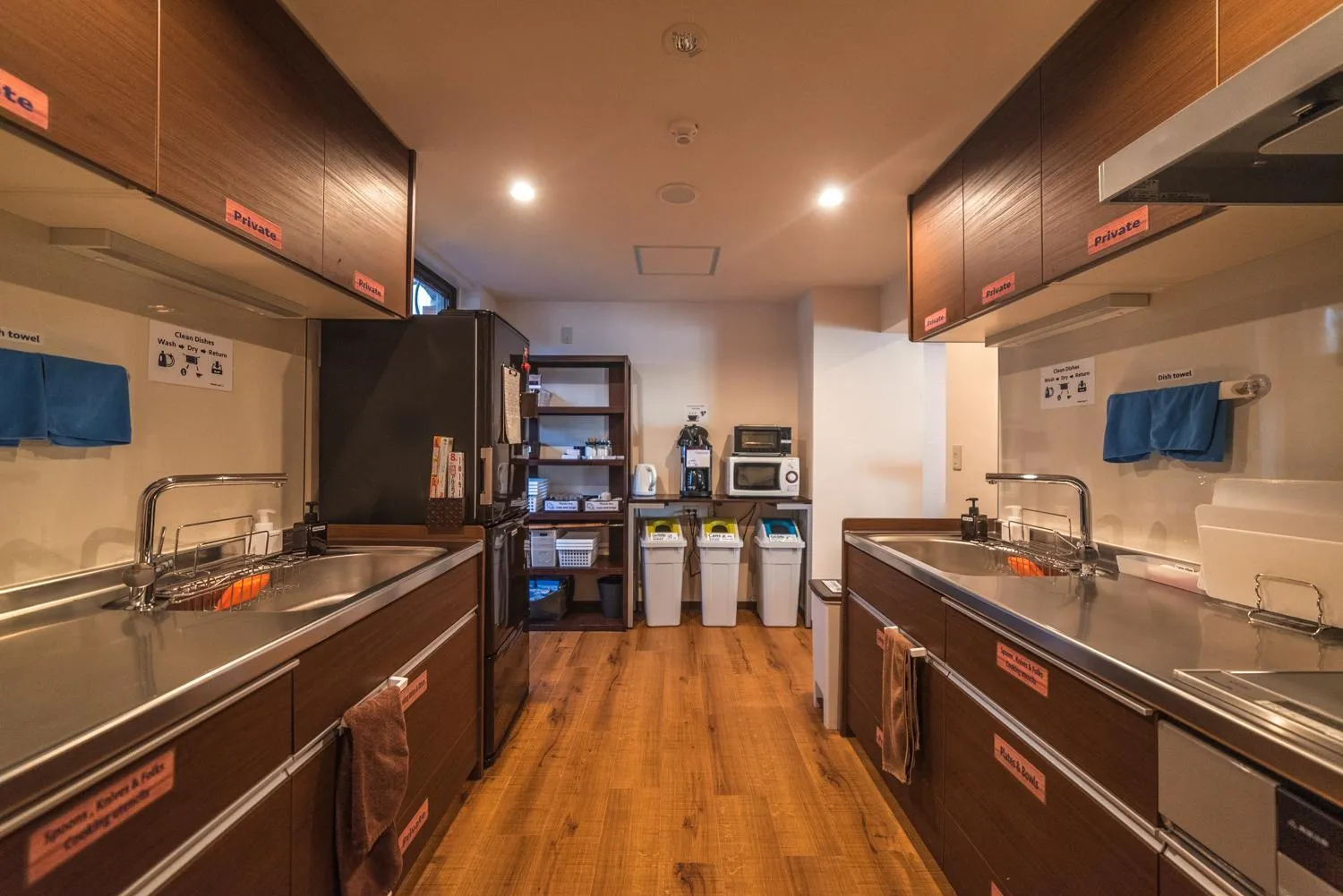 Communal kitchen in K's House Kanazawa - Travelers Hostel