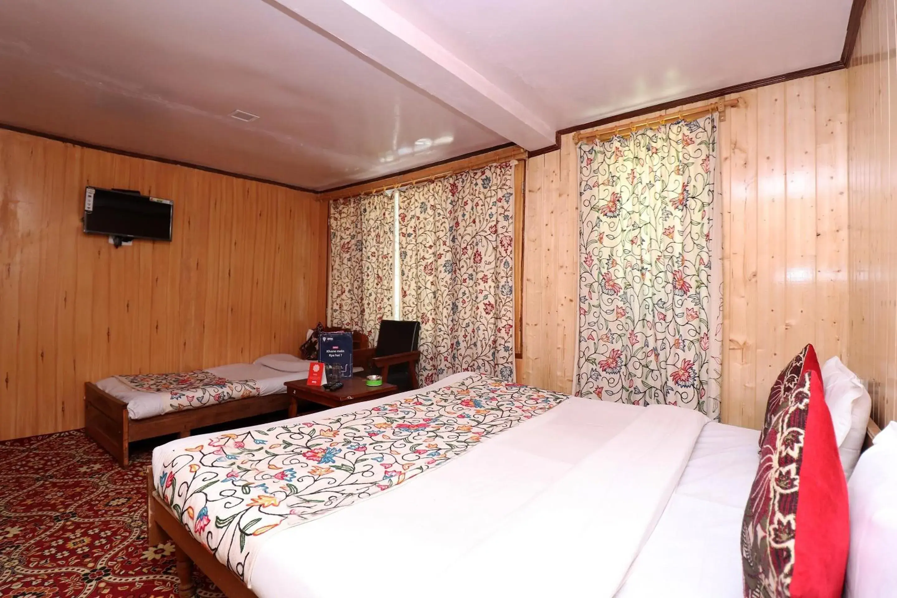 Comfort Triple Room with Shower in Hotel Bright Palace Comfort Triple Room with Shower in Hotel Bright Palace