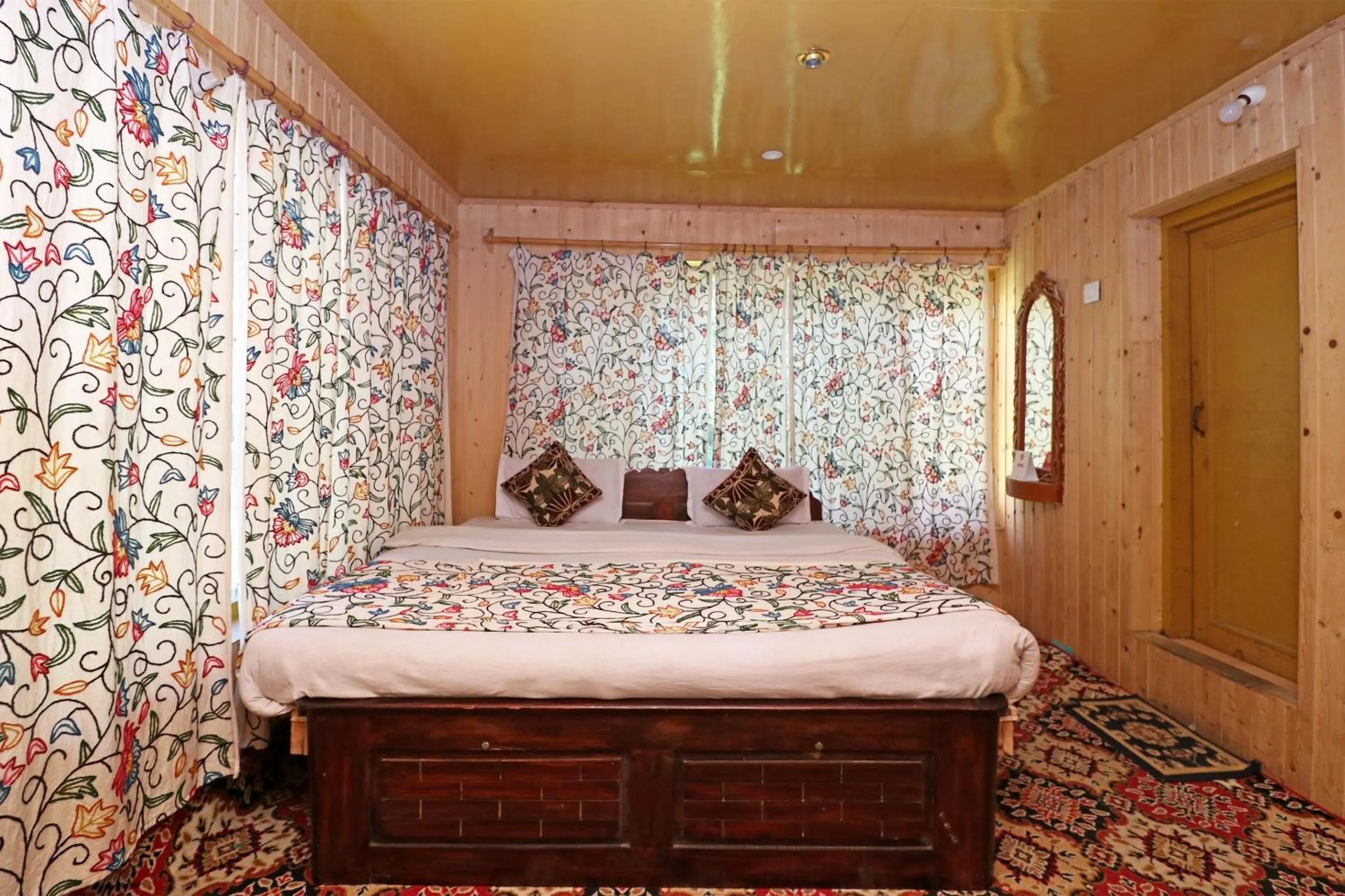 Bedroom, Bed in Hotel Bright Palace