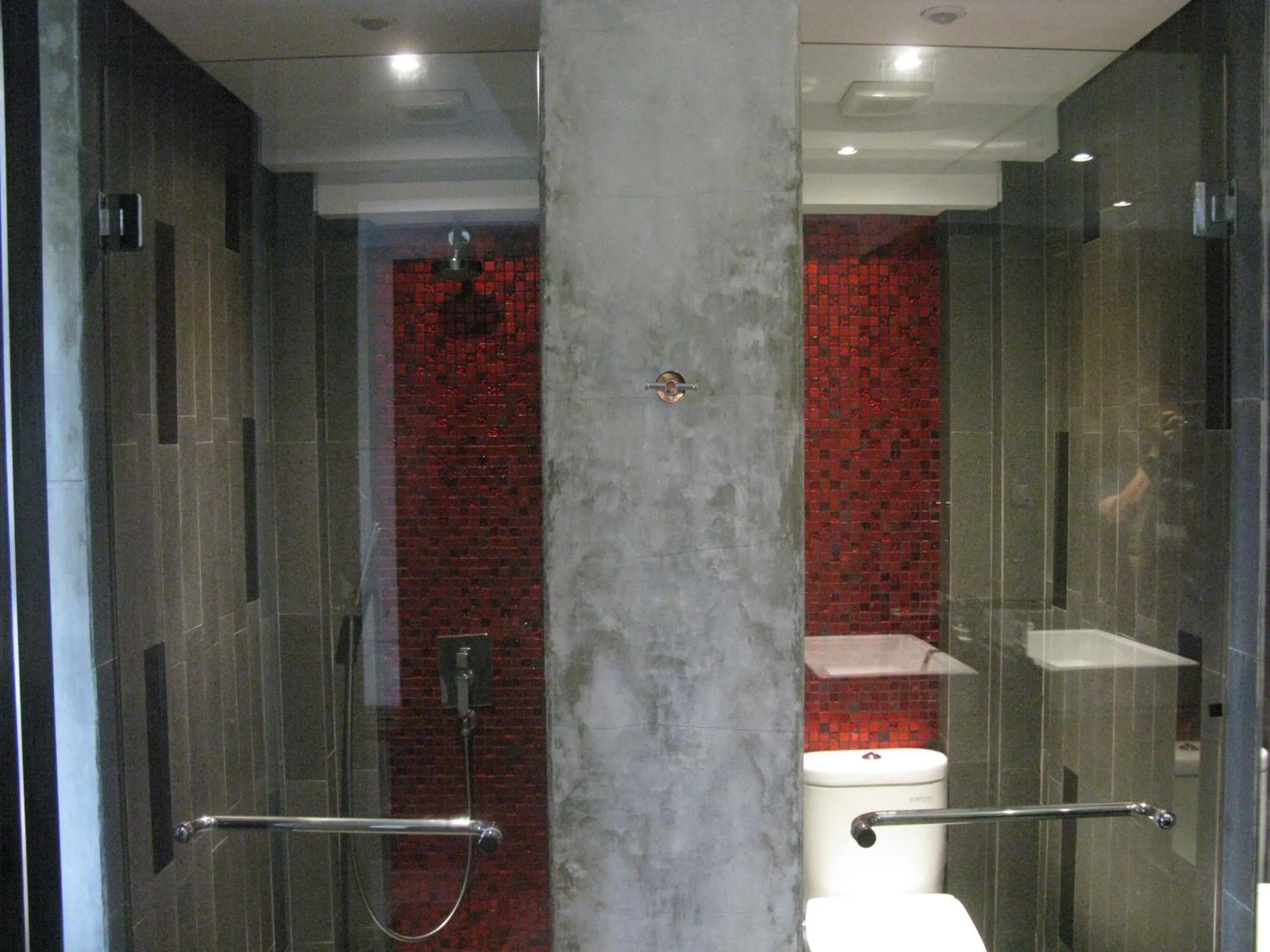 Shower in Anshel Hotel Seminyak