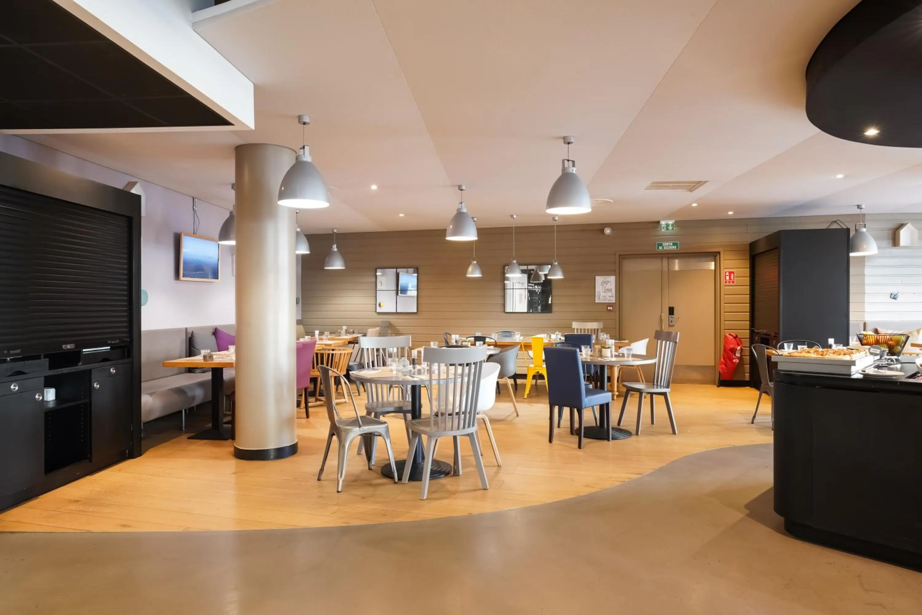 Restaurant/places to eat in Campanile Paris Ouest - Pont de Suresnes