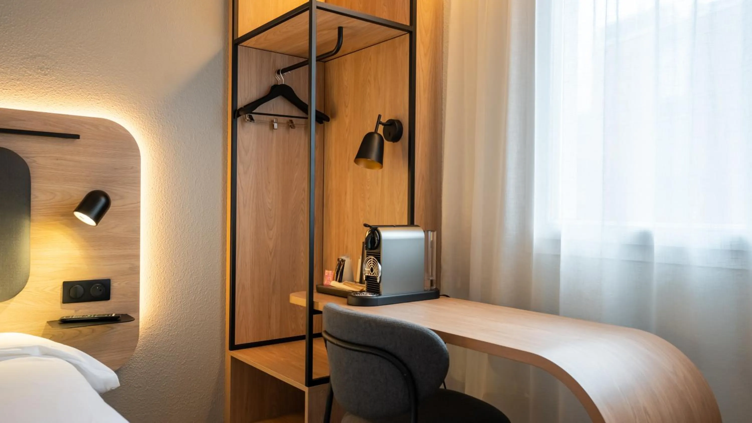 Coffee/tea facilities, Bed in Campanile PRIME - Suresnes - La Défense
