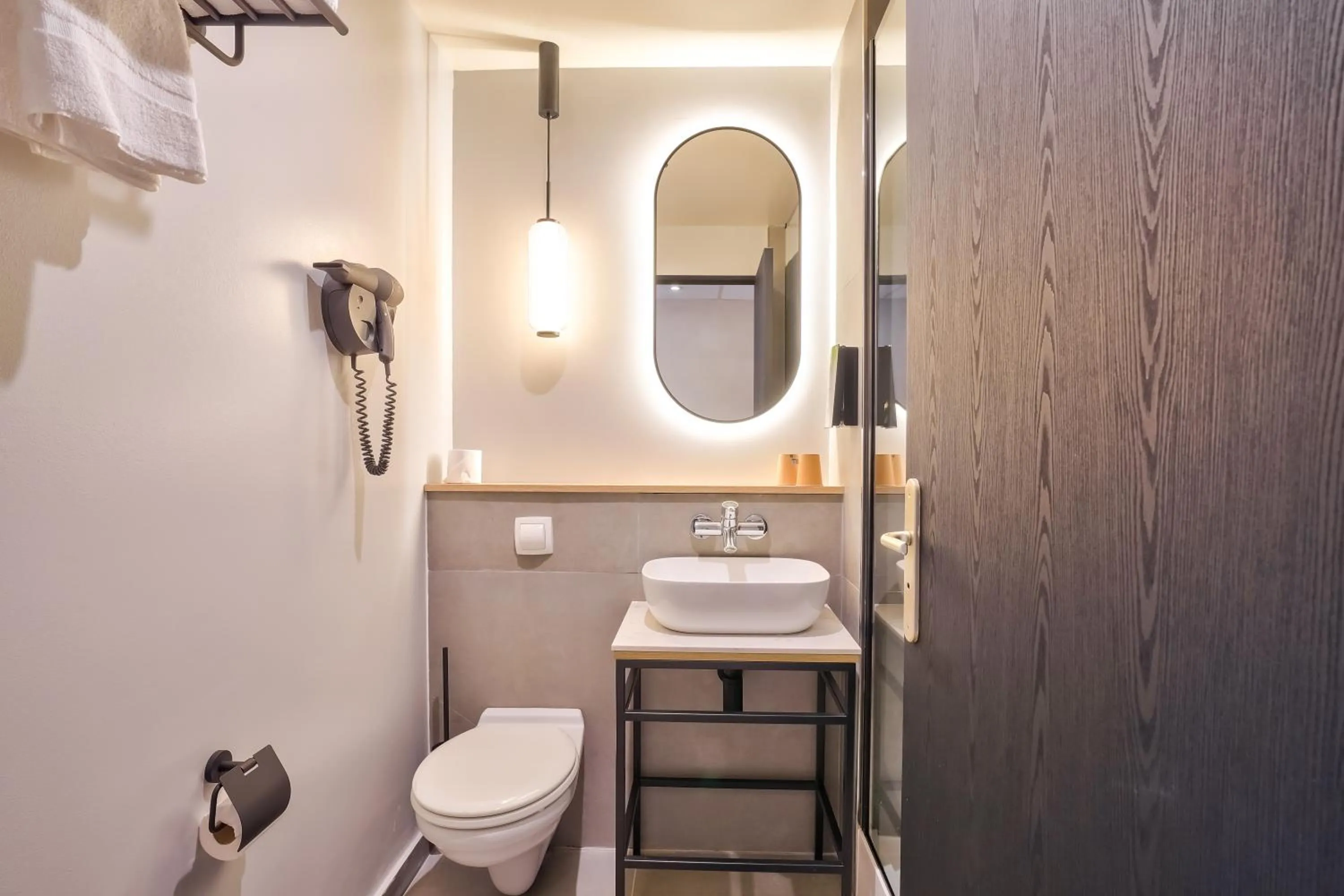 Bathroom in Campanile Paris Ouest - Pont de Suresnes