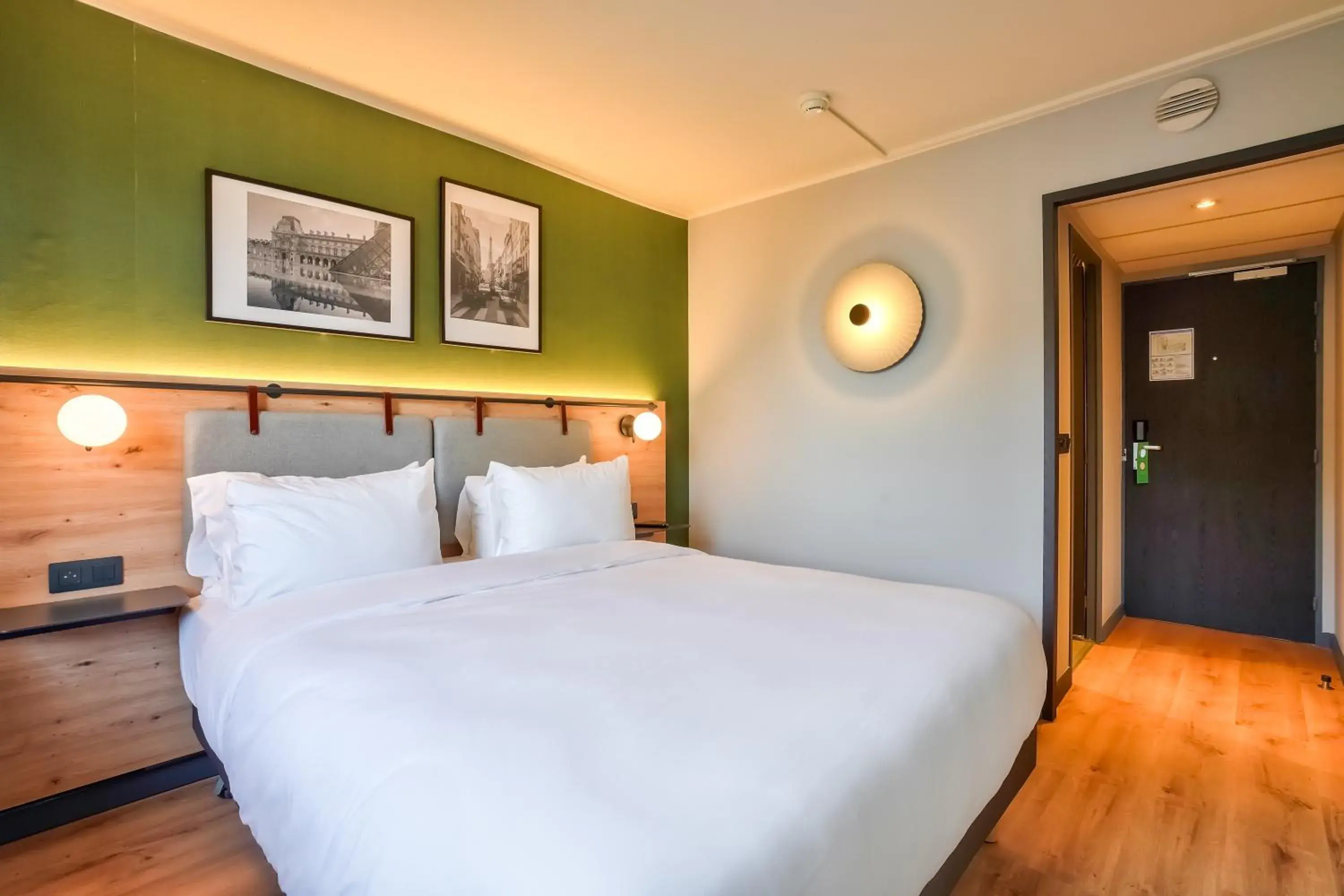 Superior Room - 1 King Bed in Campanile Paris Ouest - Pont de Suresnes Superior Room - 1 King Bed in Campanile Paris Ouest - Pont de Suresnes