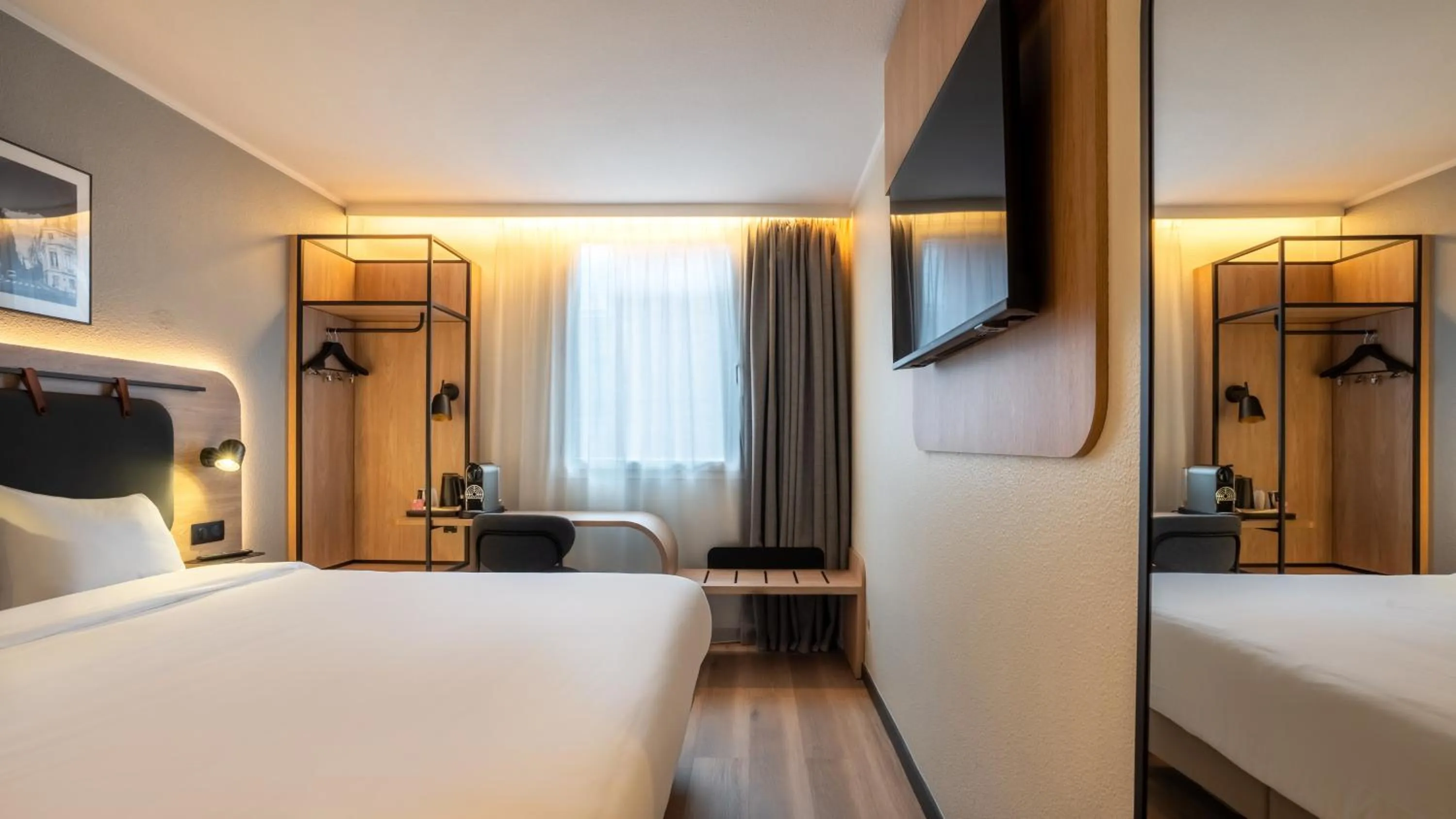 Communal lounge/ TV room, Bed in Campanile PRIME - Suresnes - La Défense