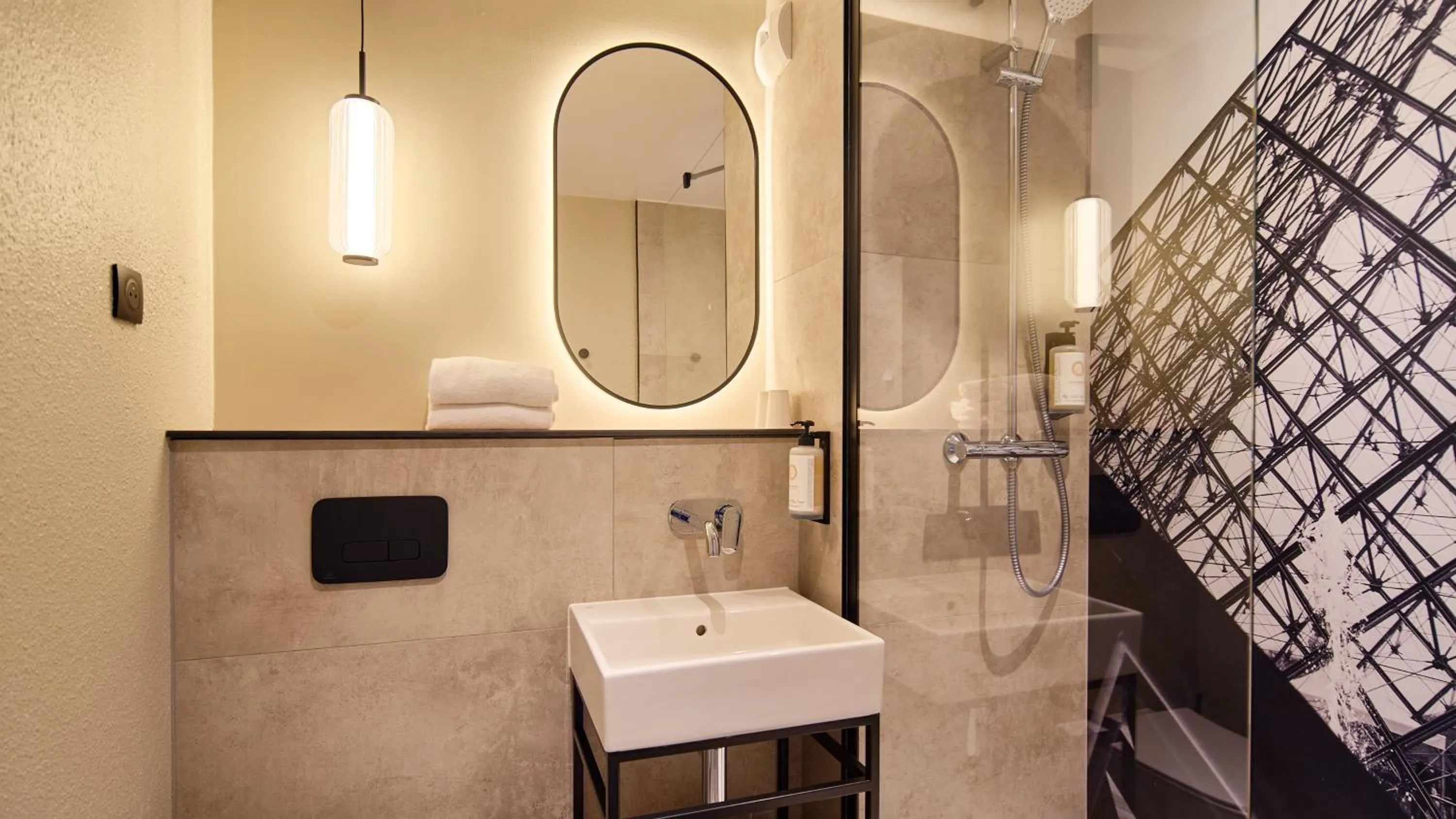 Bathroom in Campanile Paris Ouest - Pont de Suresnes