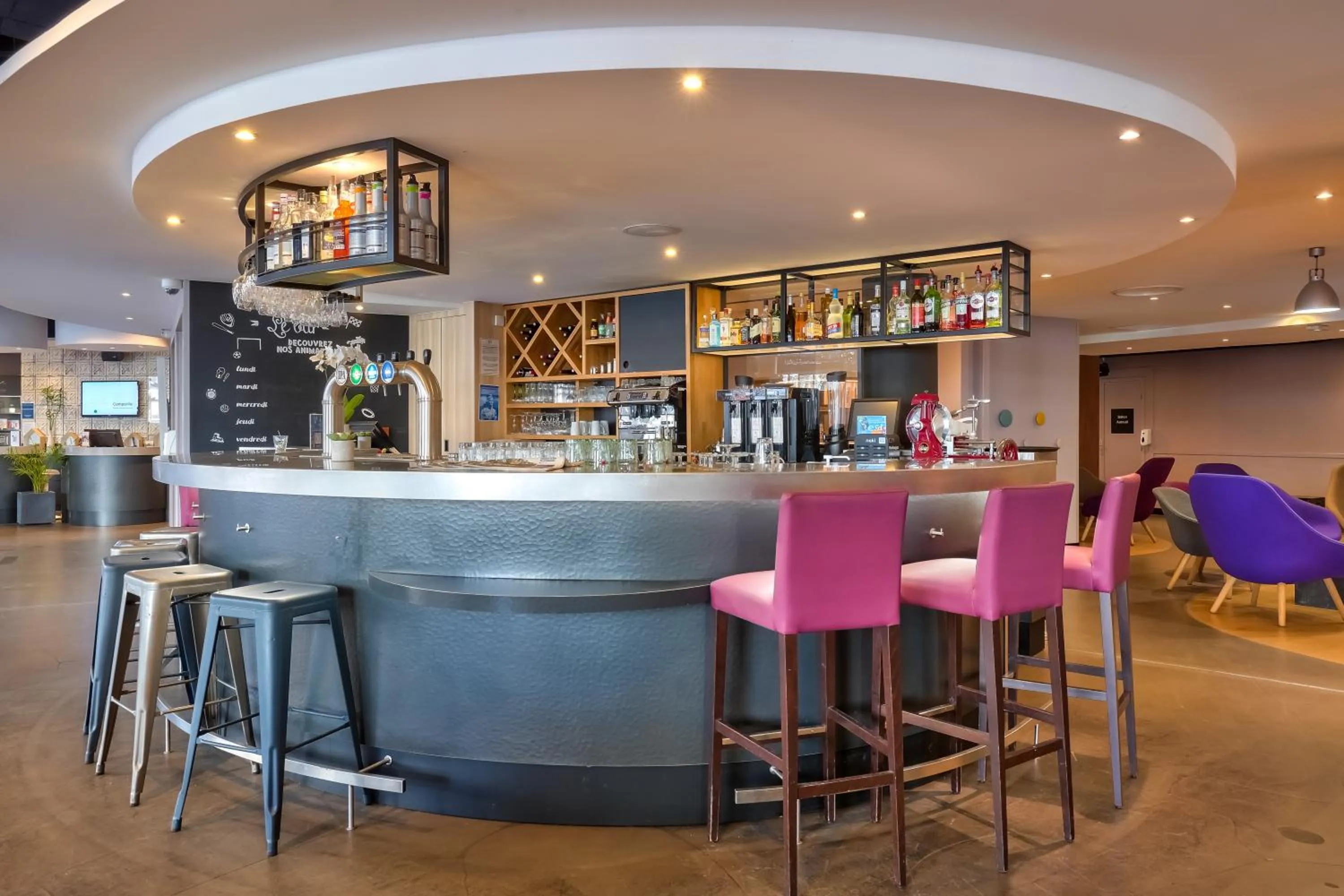 Lounge or bar in Campanile Paris Ouest - Pont de Suresnes