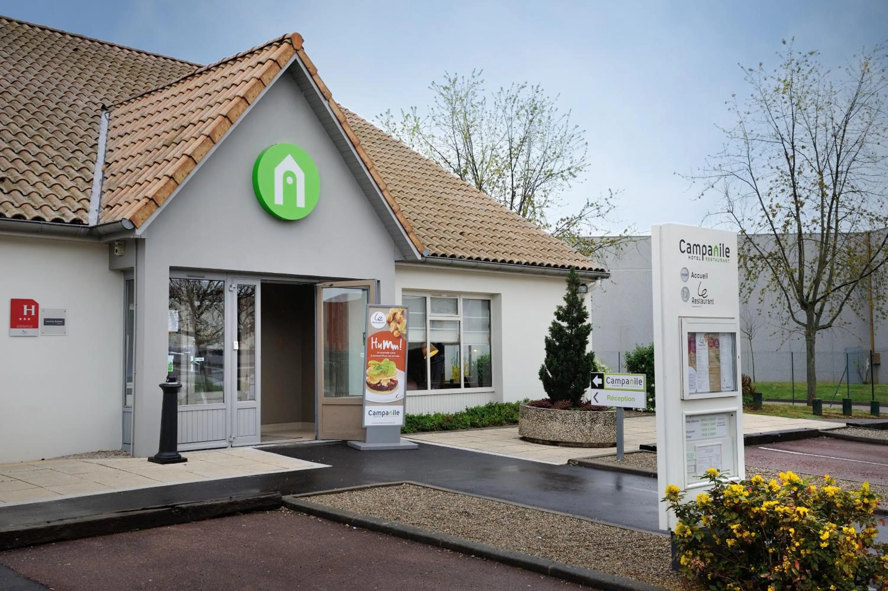 Facade/entrance in Campanile Lyon Est Aéroport Saint Exupery