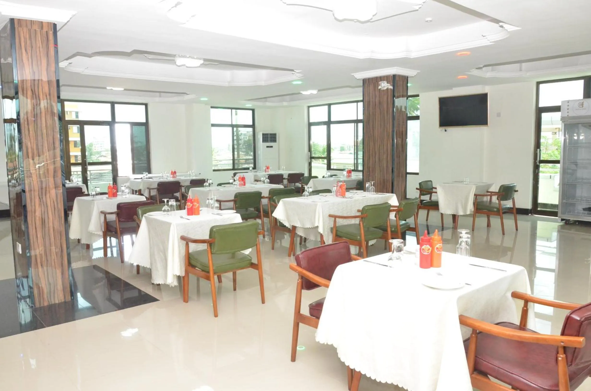 Restaurant/places to eat in Nefaland Hotel