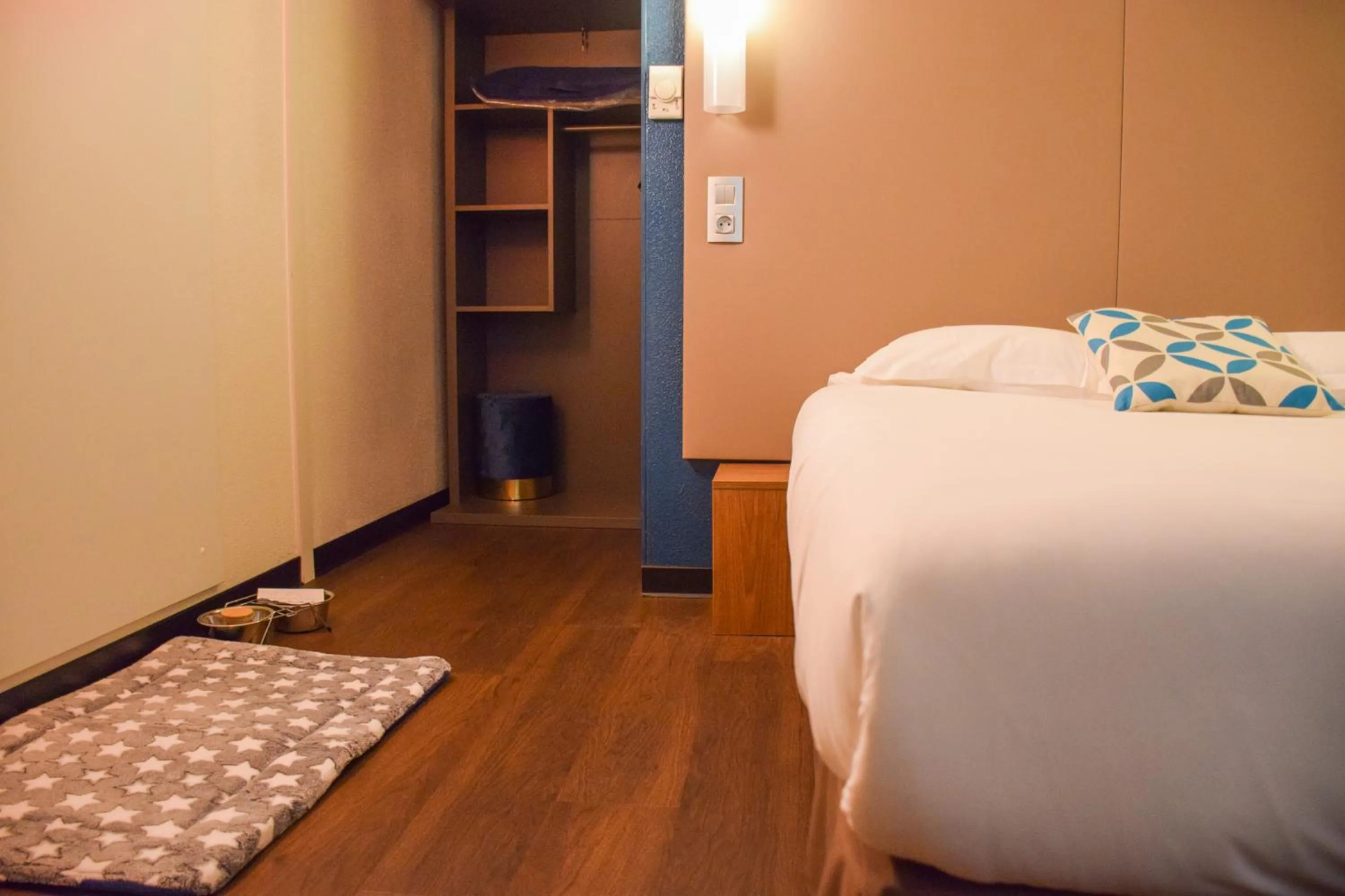 Bedroom, Bed in Campanile Millau