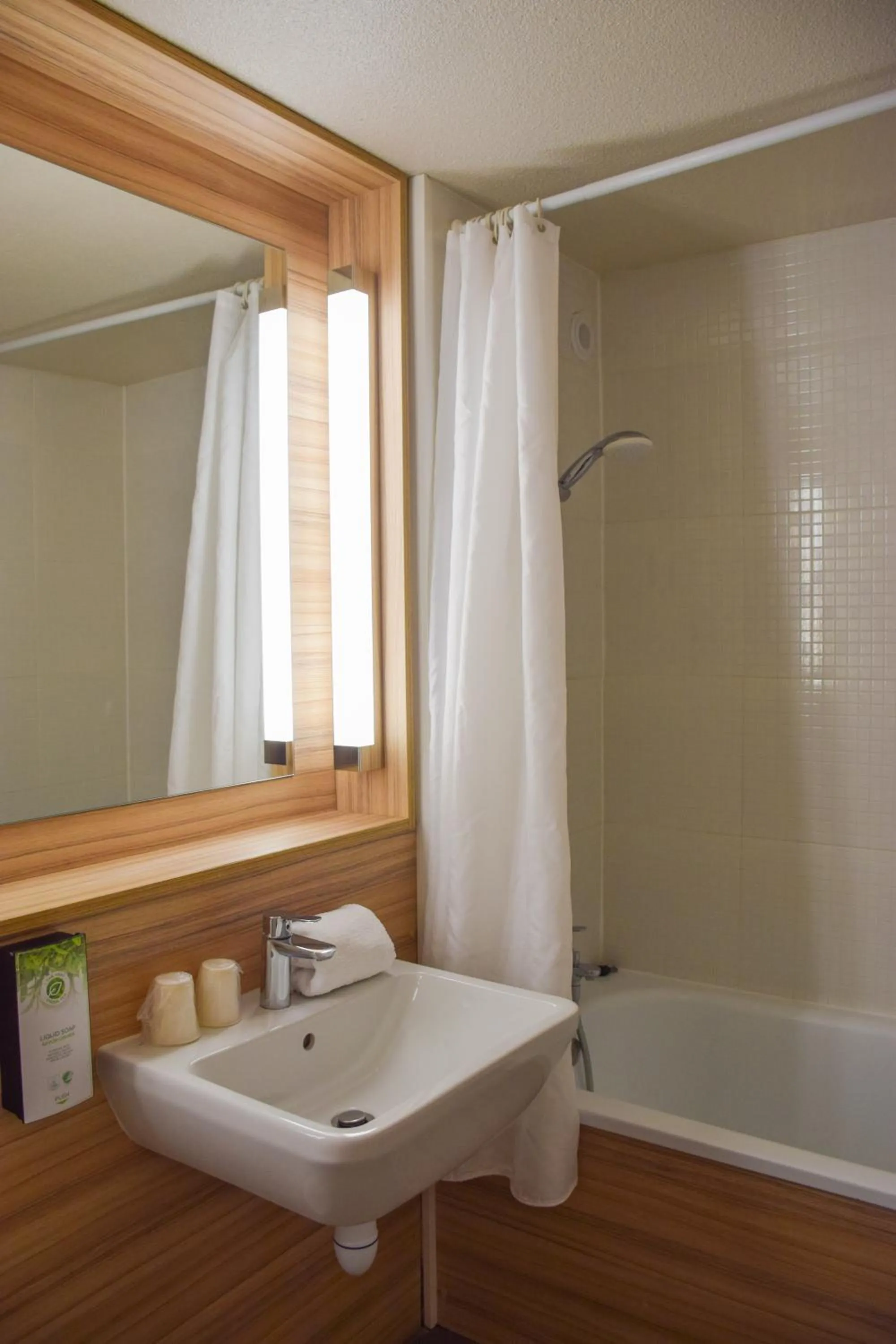 Bathroom in Campanile Millau