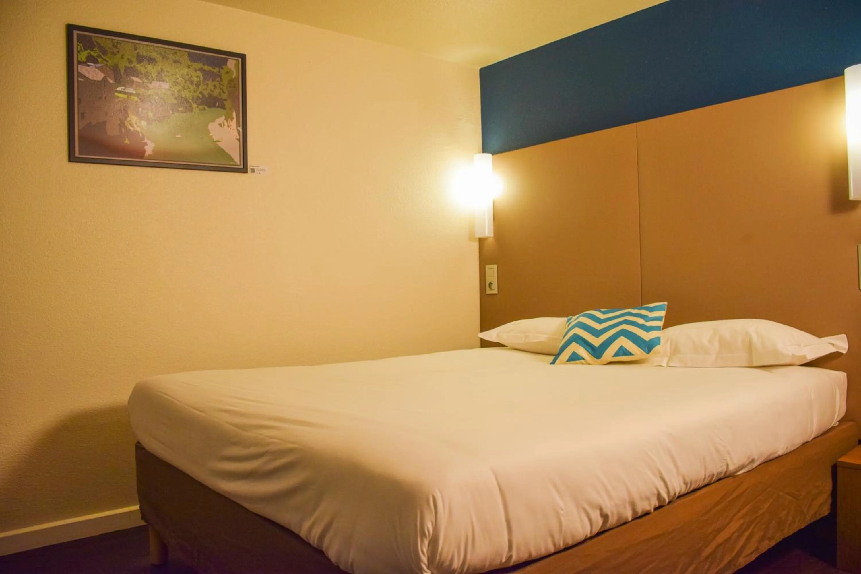 Bedroom, Bed in Campanile Millau