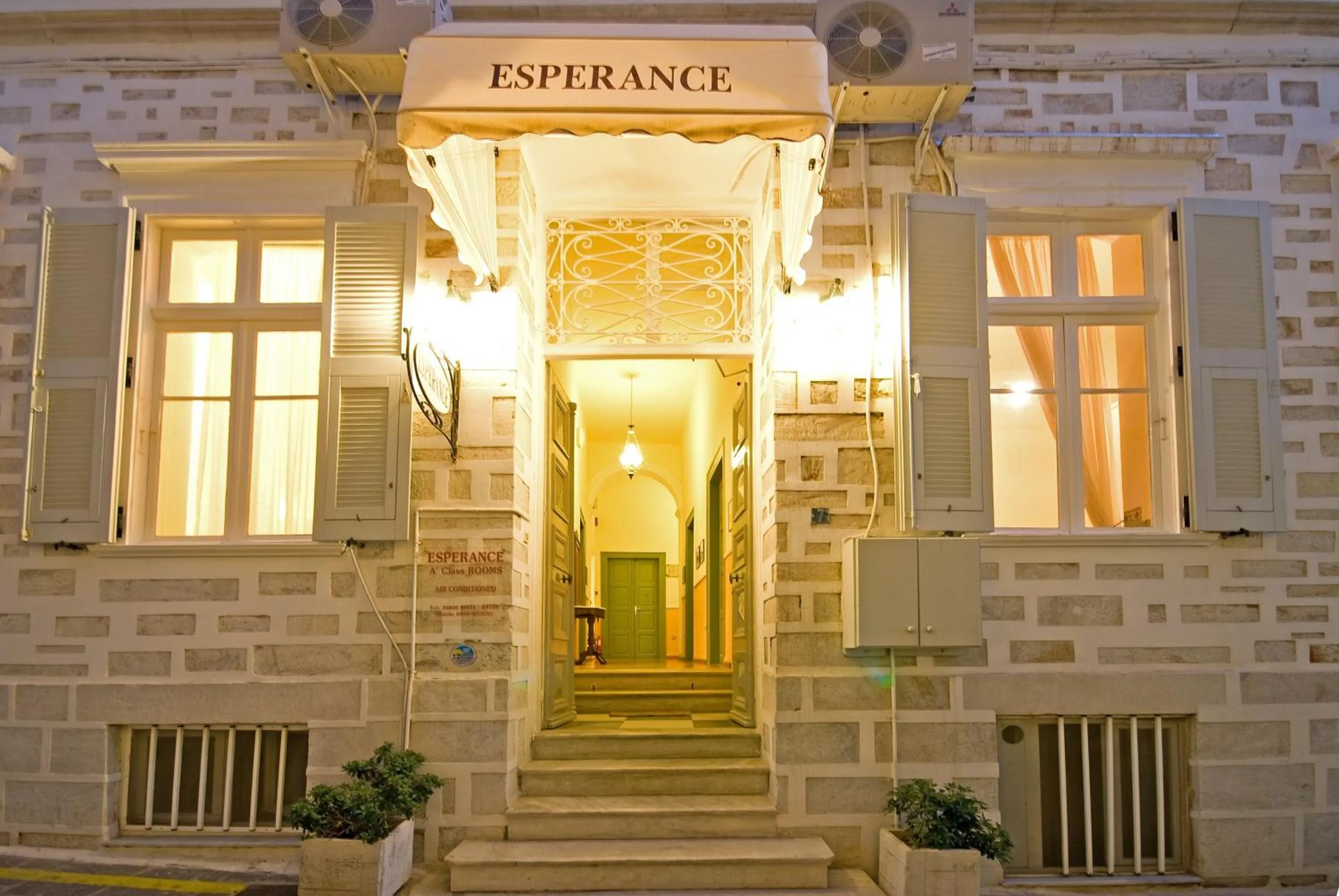 Facade/entrance in Esperance 2