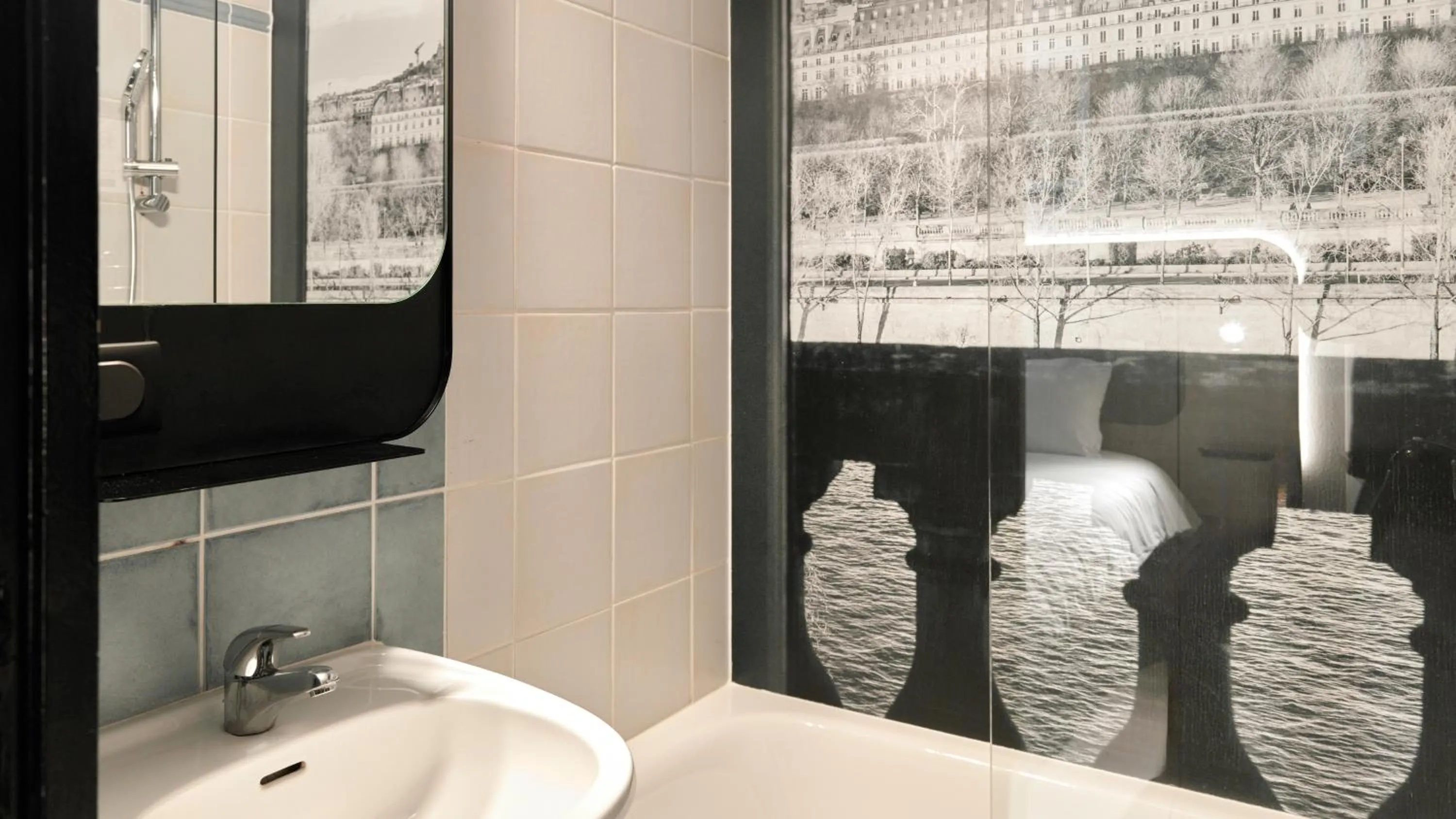 Bathroom in Campanile PRIME - Paris 15 Tour Eiffel