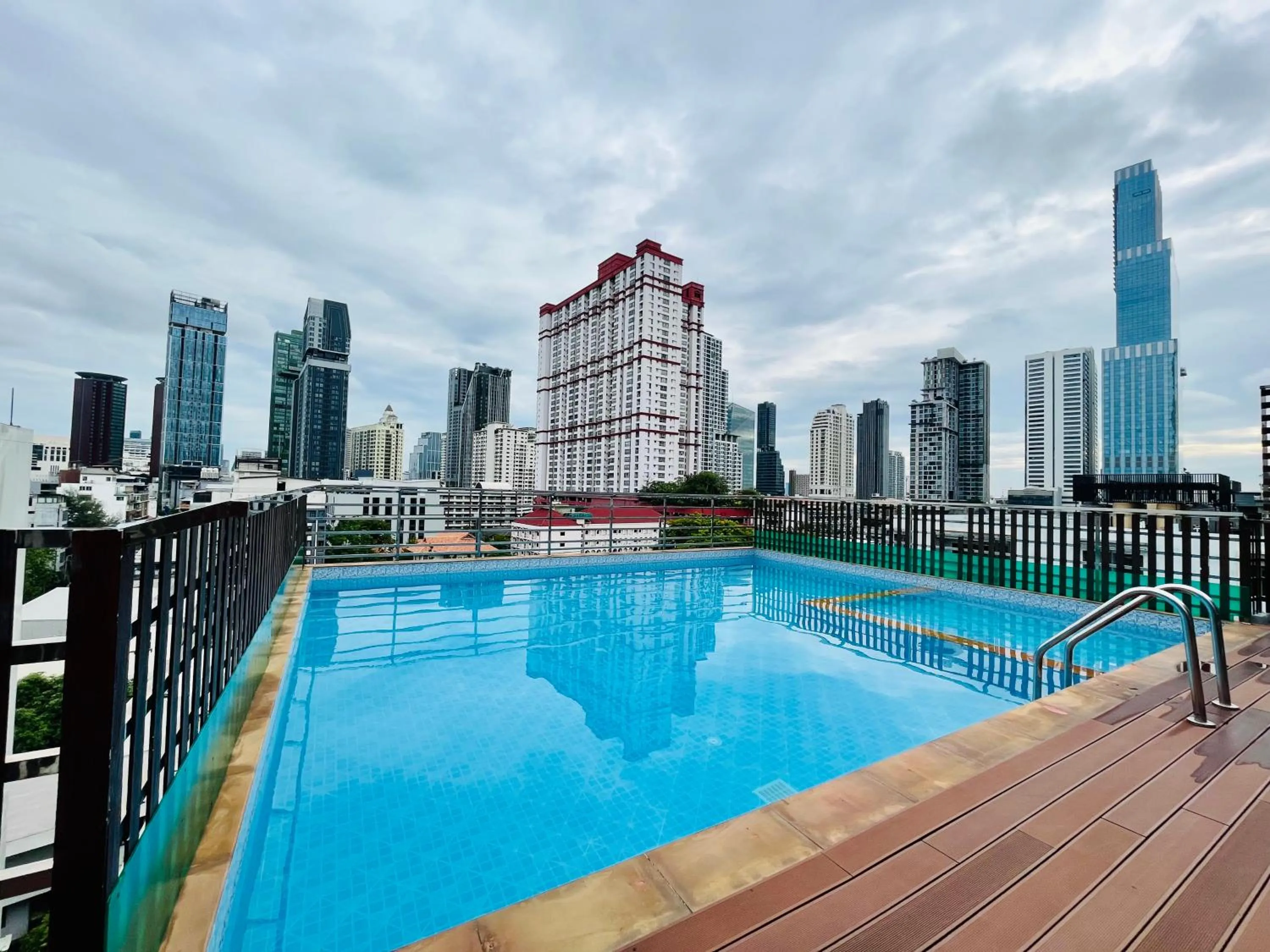 Swimming pool in Top High Airport Link Hotel, Bangkok