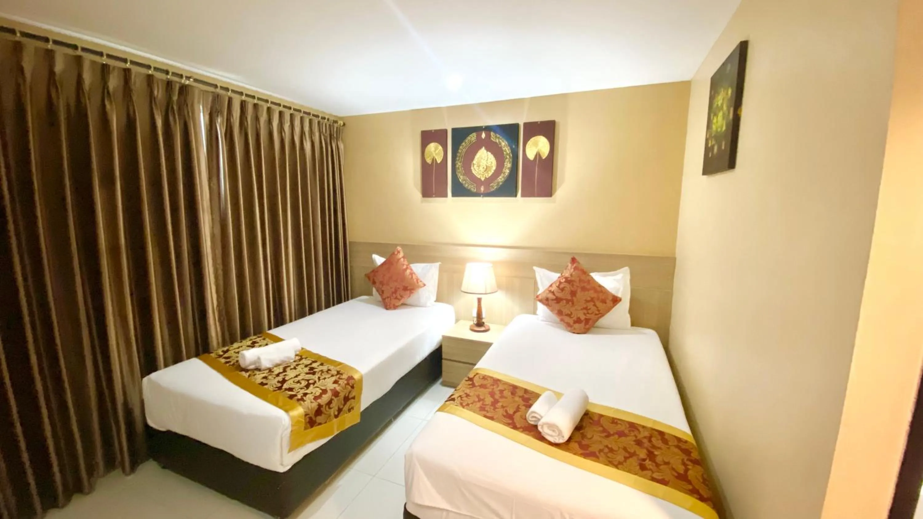 Bedroom, Bed in Top High Airport Link Hotel, Bangkok