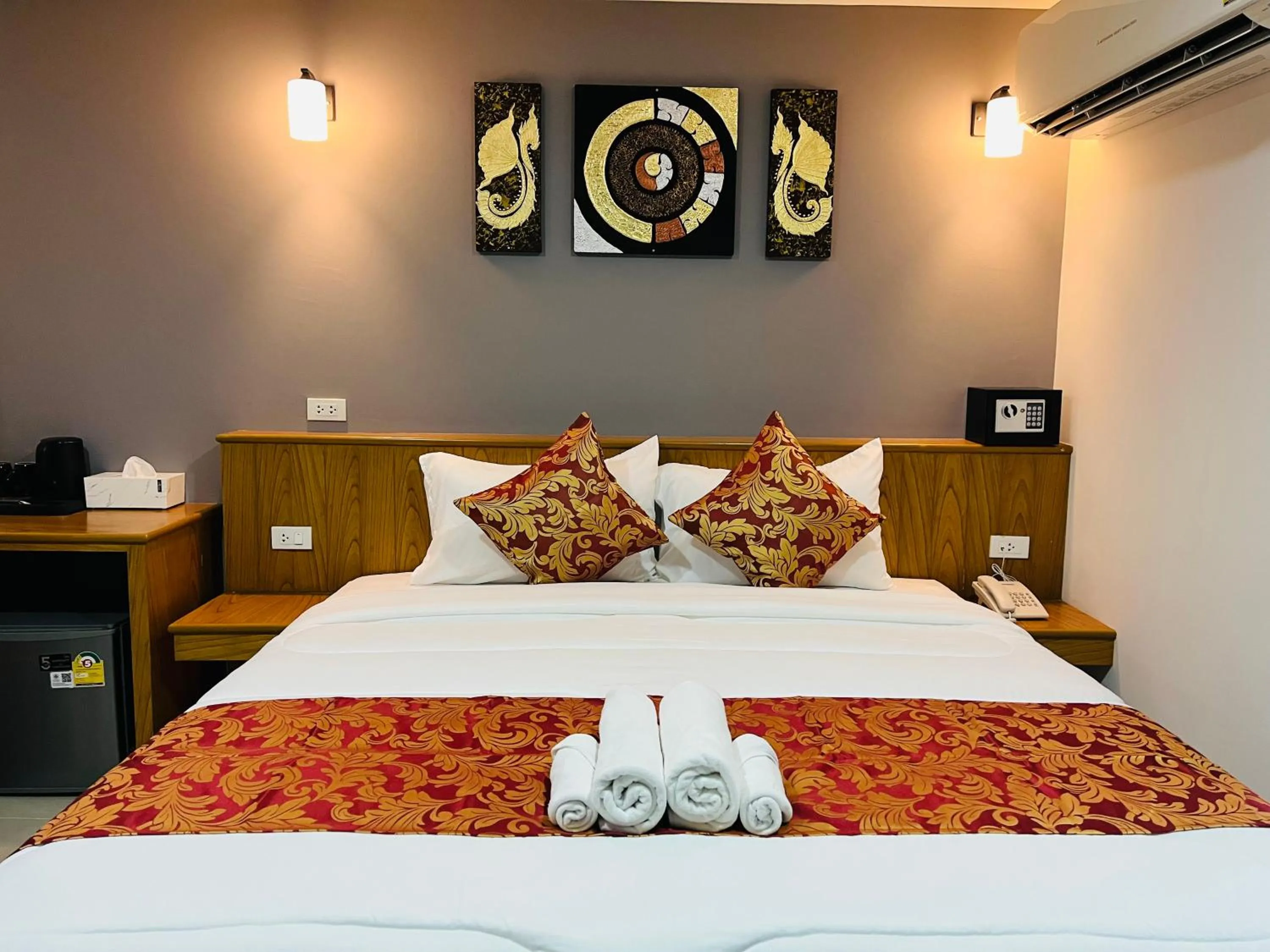 Bed in Top High Airport Link Hotel, Bangkok