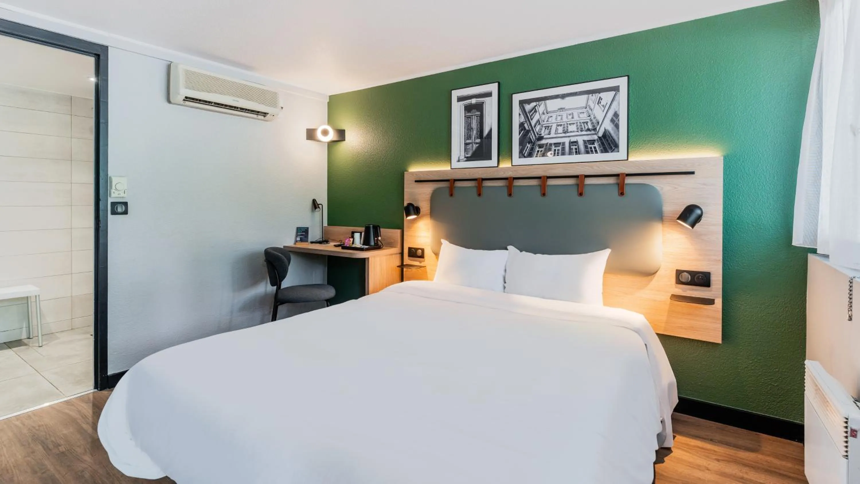 Photo of the whole room, Bed in Campanile NATURE - Thionville Yutz