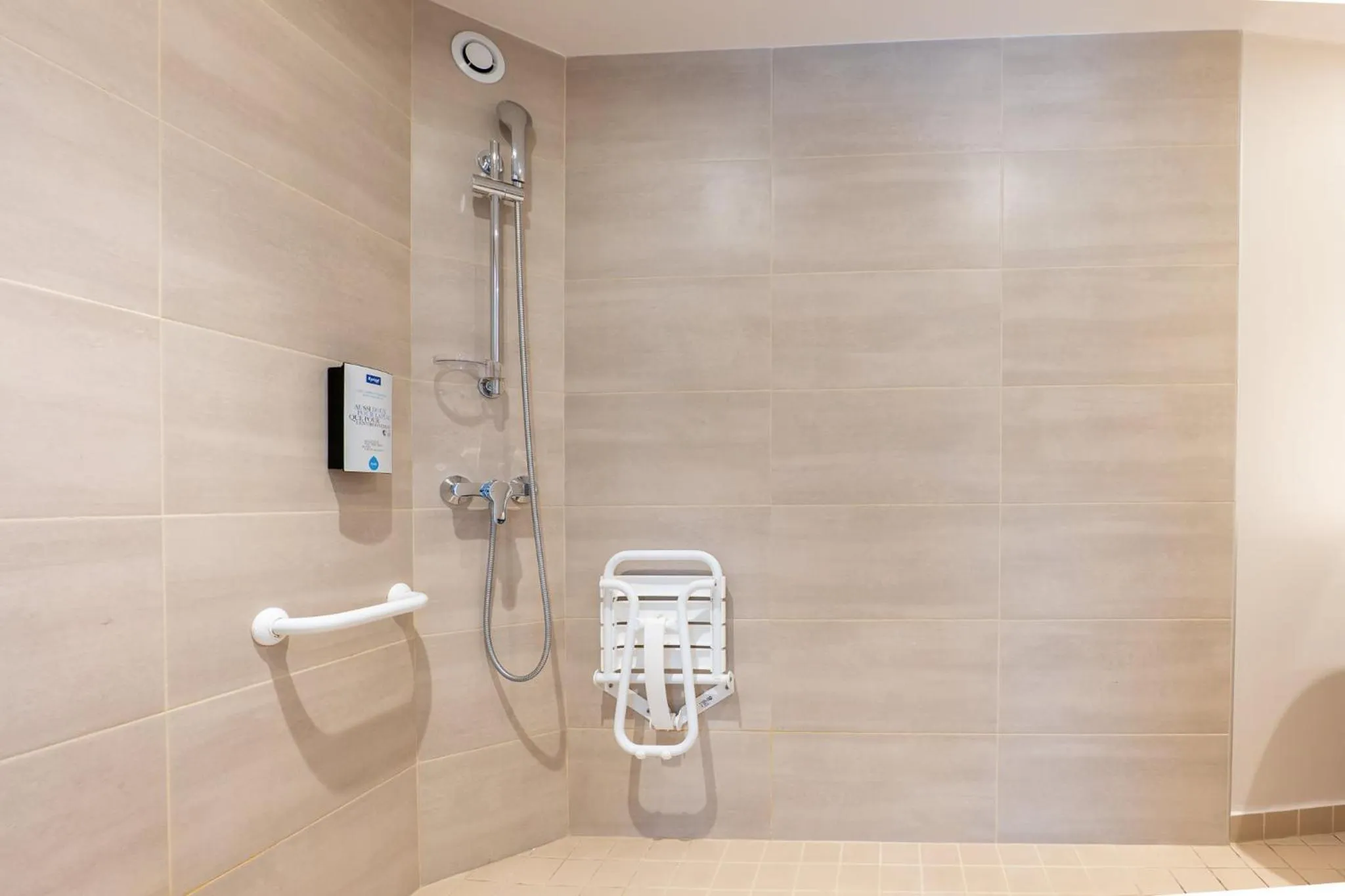 Shower in Kyriad Digne-Les-Bains