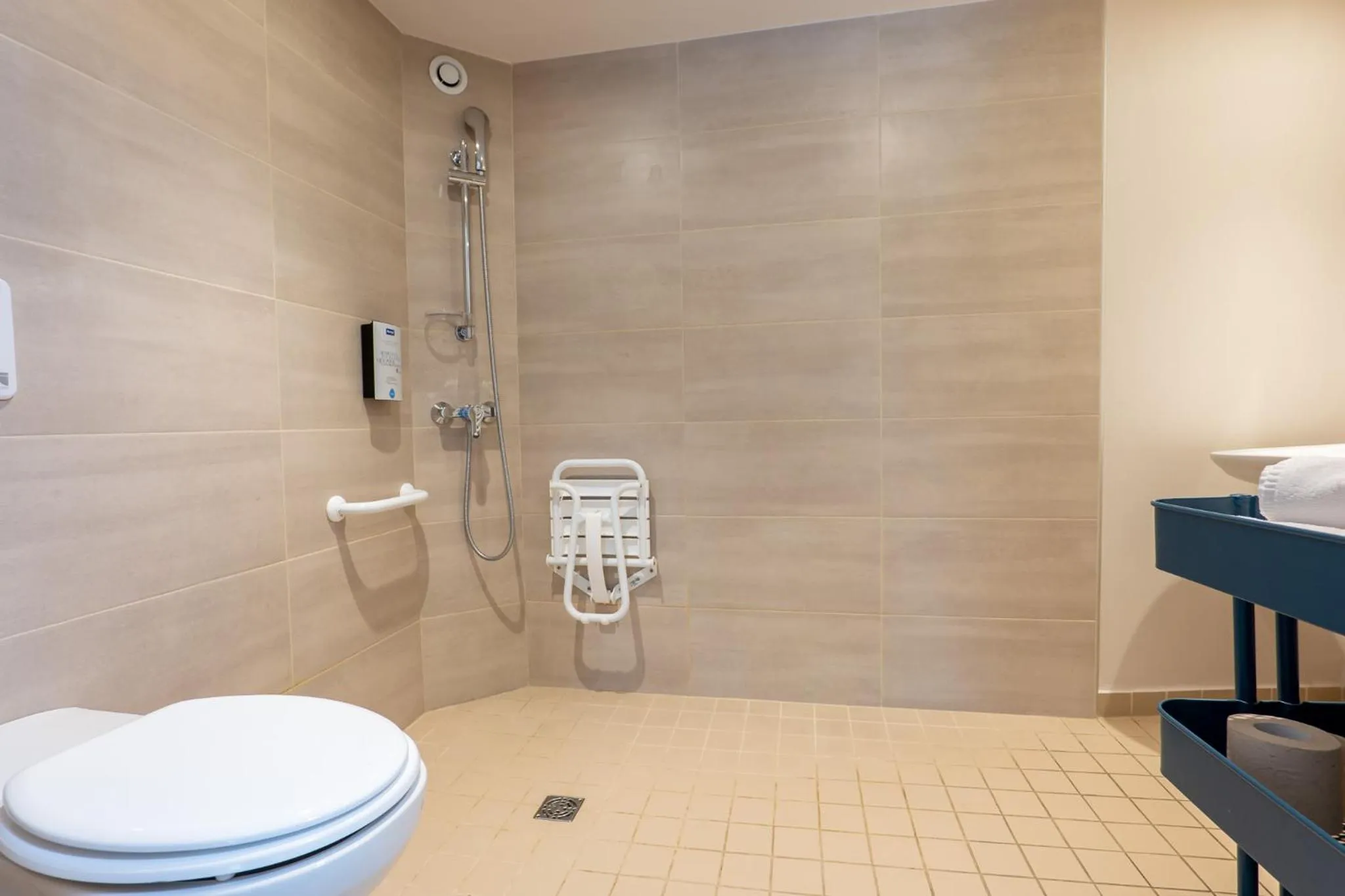 Toilet in Kyriad Digne-Les-Bains