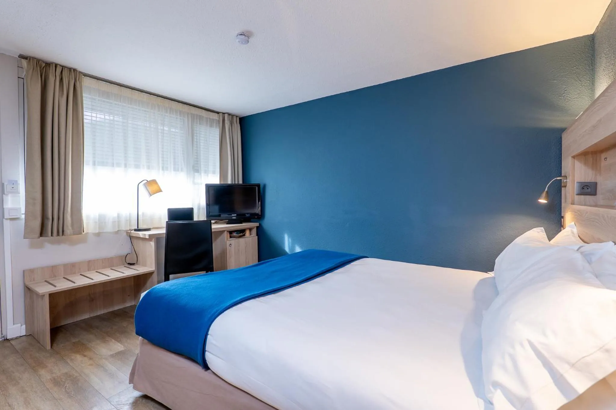 Bed in Kyriad Digne-Les-Bains