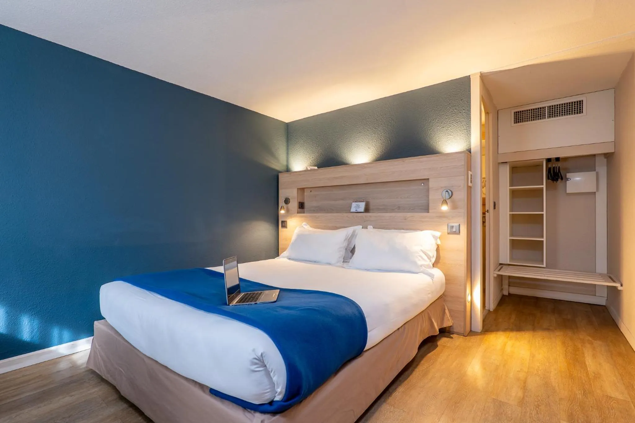 Bed in Kyriad Digne-Les-Bains