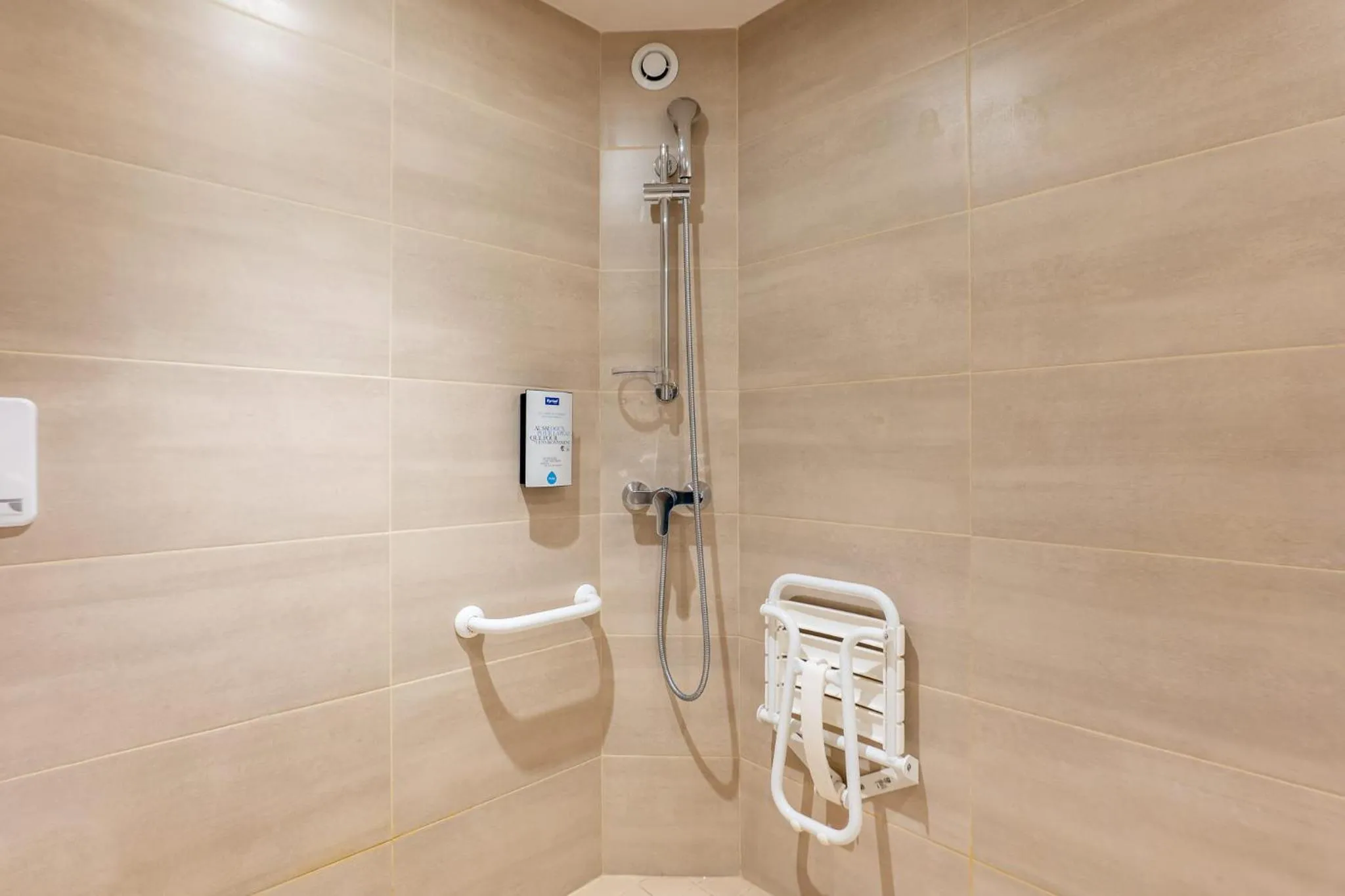 Bathroom in Kyriad Digne-Les-Bains